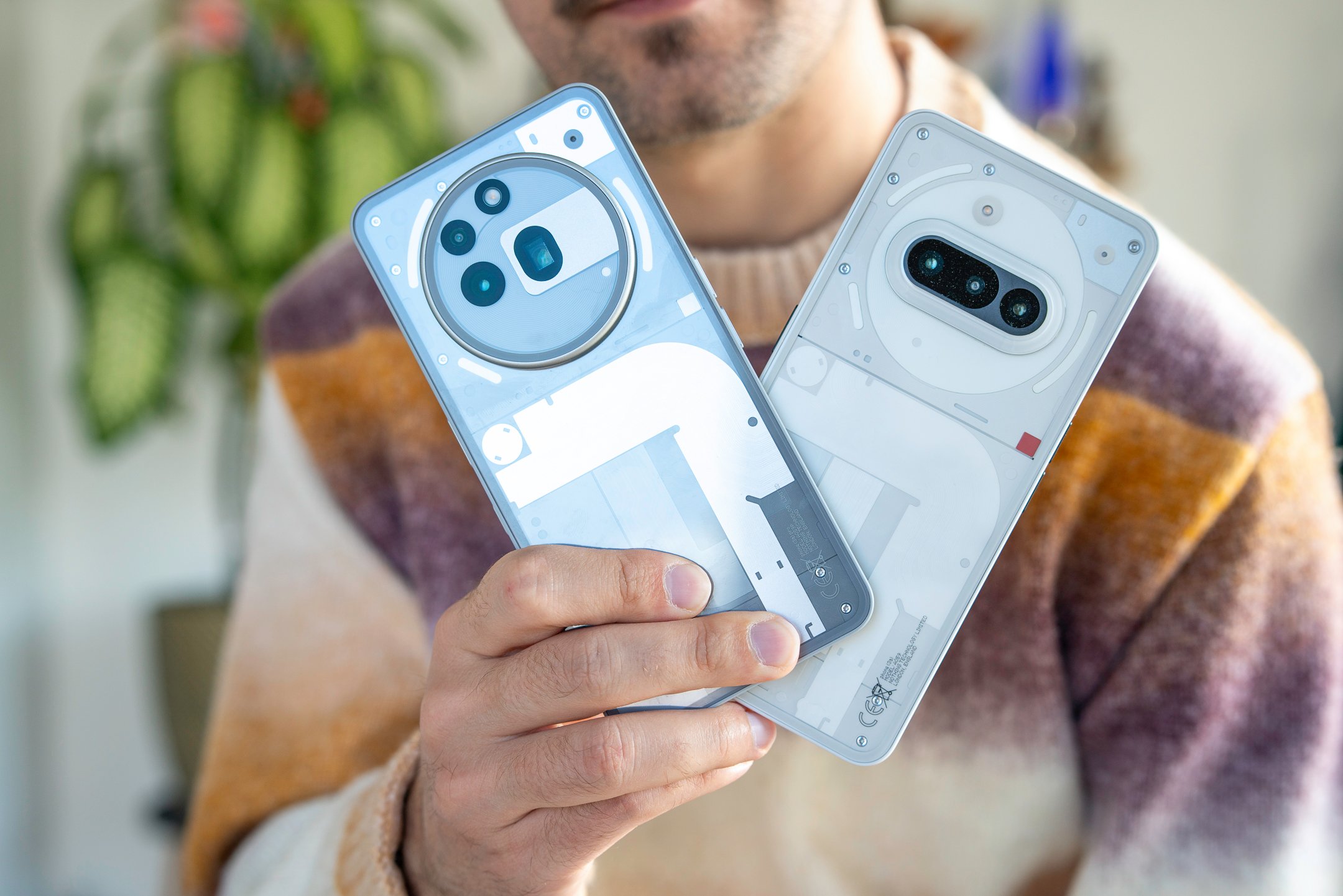 Le Nothing Phone (3a) Pro et le Phone (3a). ©Pierre Crochart pour Clubic