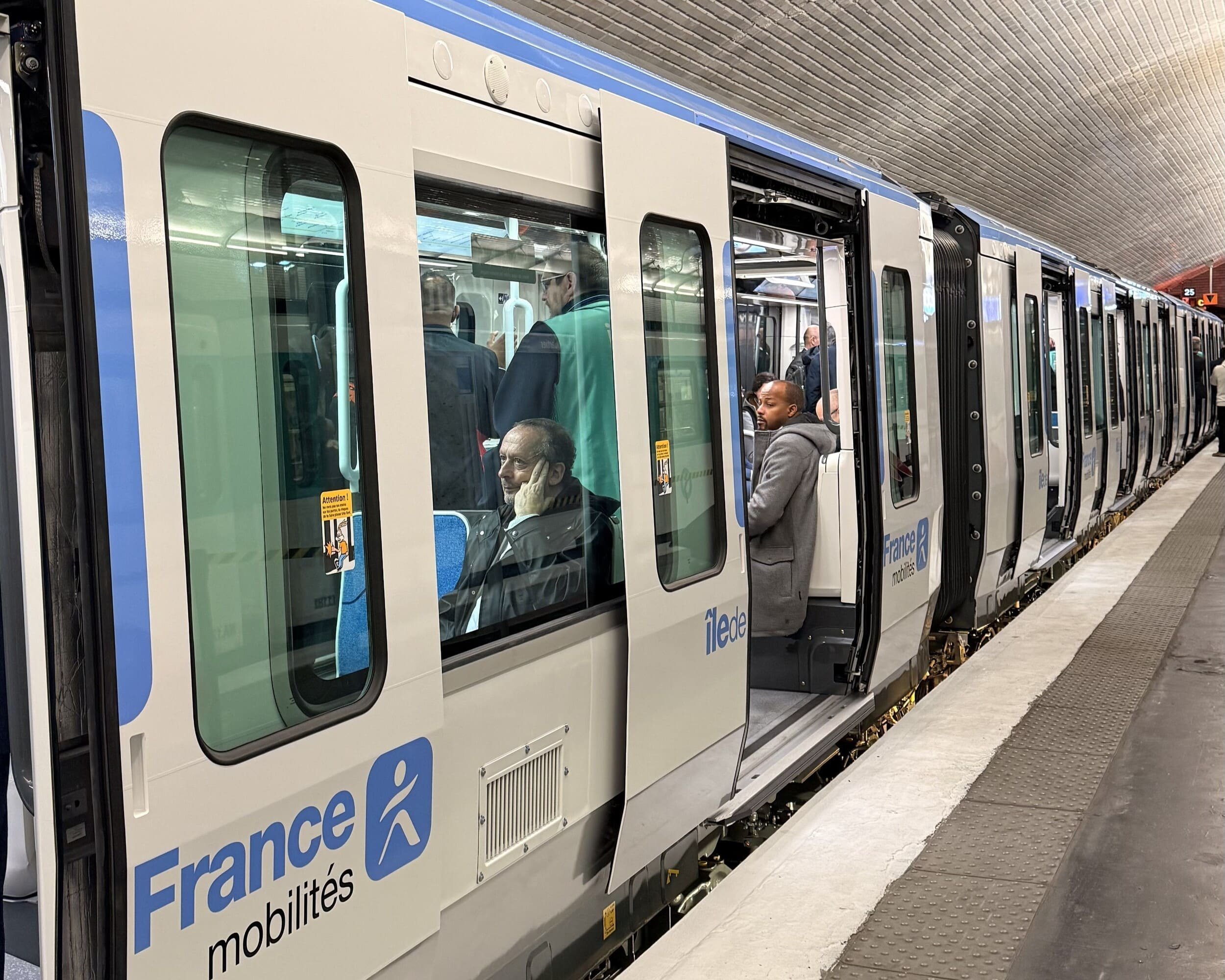 Le métro MF19 et ses premiers passagers © Île-de-France Mobilités