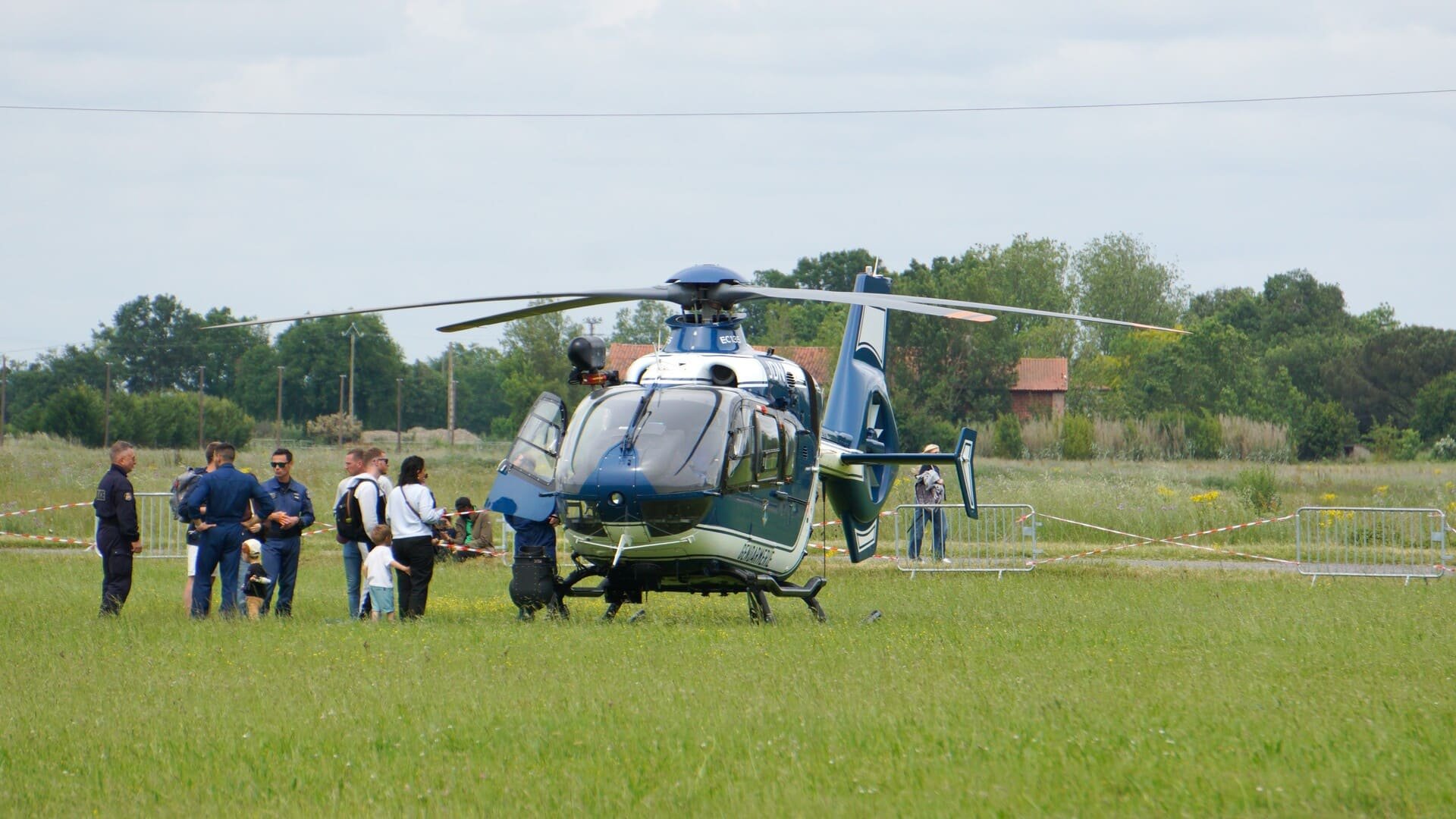 Un hélicoptère EC135 (Airbus H135) de la Gendarmerie nationale. Âgés de 17 ans en moyenne, ces appareils affichaient un taux de disponibilité de 72,3 % en 2025, bien loin des vieux Écureuil. © Spech / Shutterstock