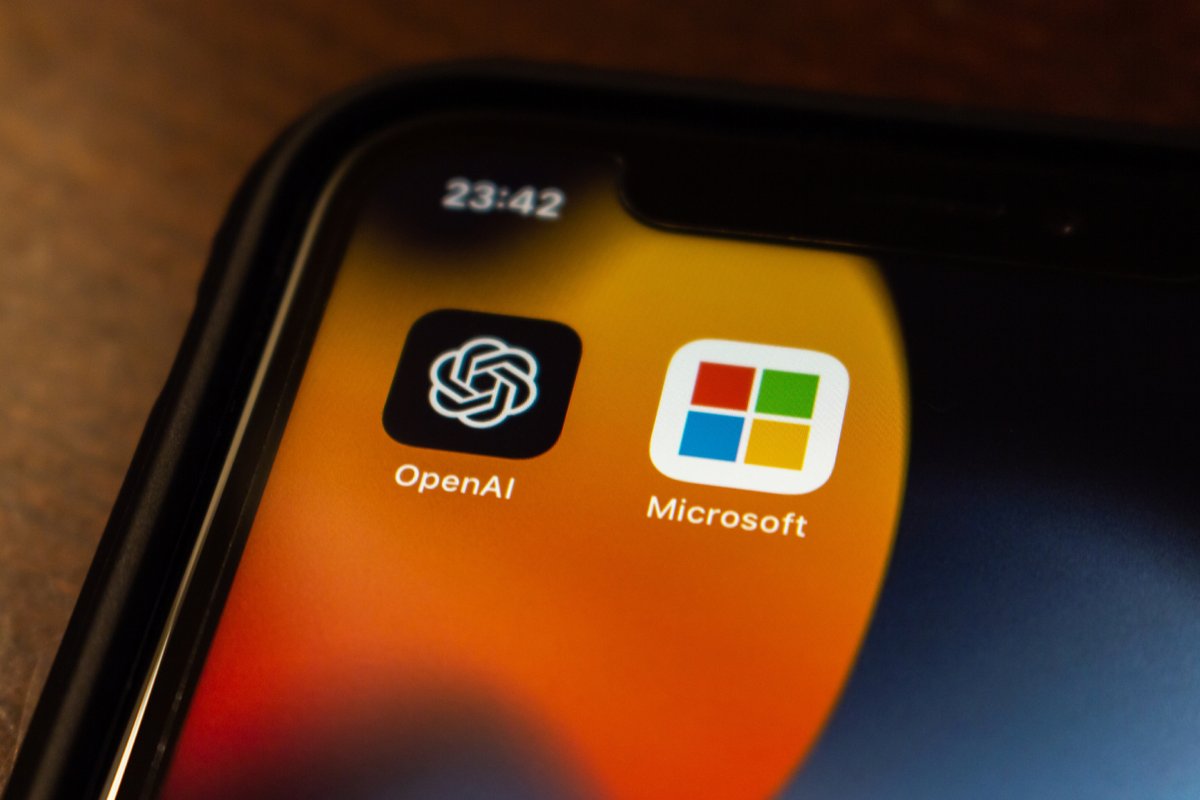 Les logos d'OpenAI et de Microsoft. ©Koshiro K / Shutterstock