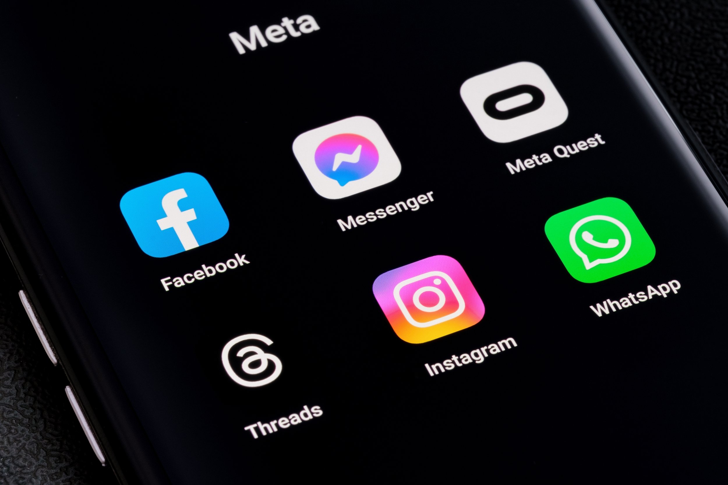 2 adultes sur trois reconnaissent qu'ils passent trop de temps sur les réseaux sociaux - ©Ascannio / Shutterstock