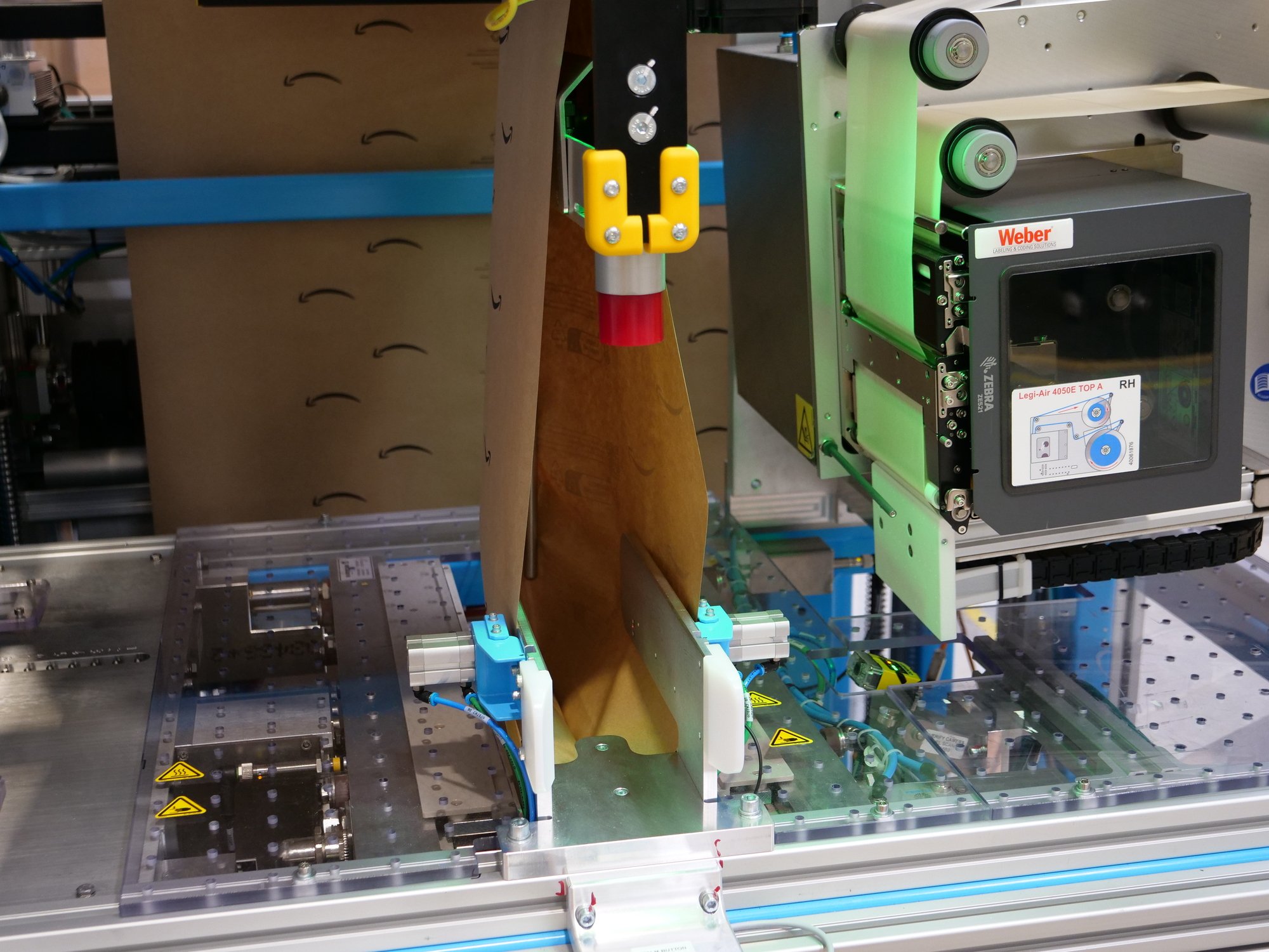 La machine Amazon s'apprête à emballer une paire de chaussettes. © Alexandre Boero / Clubic