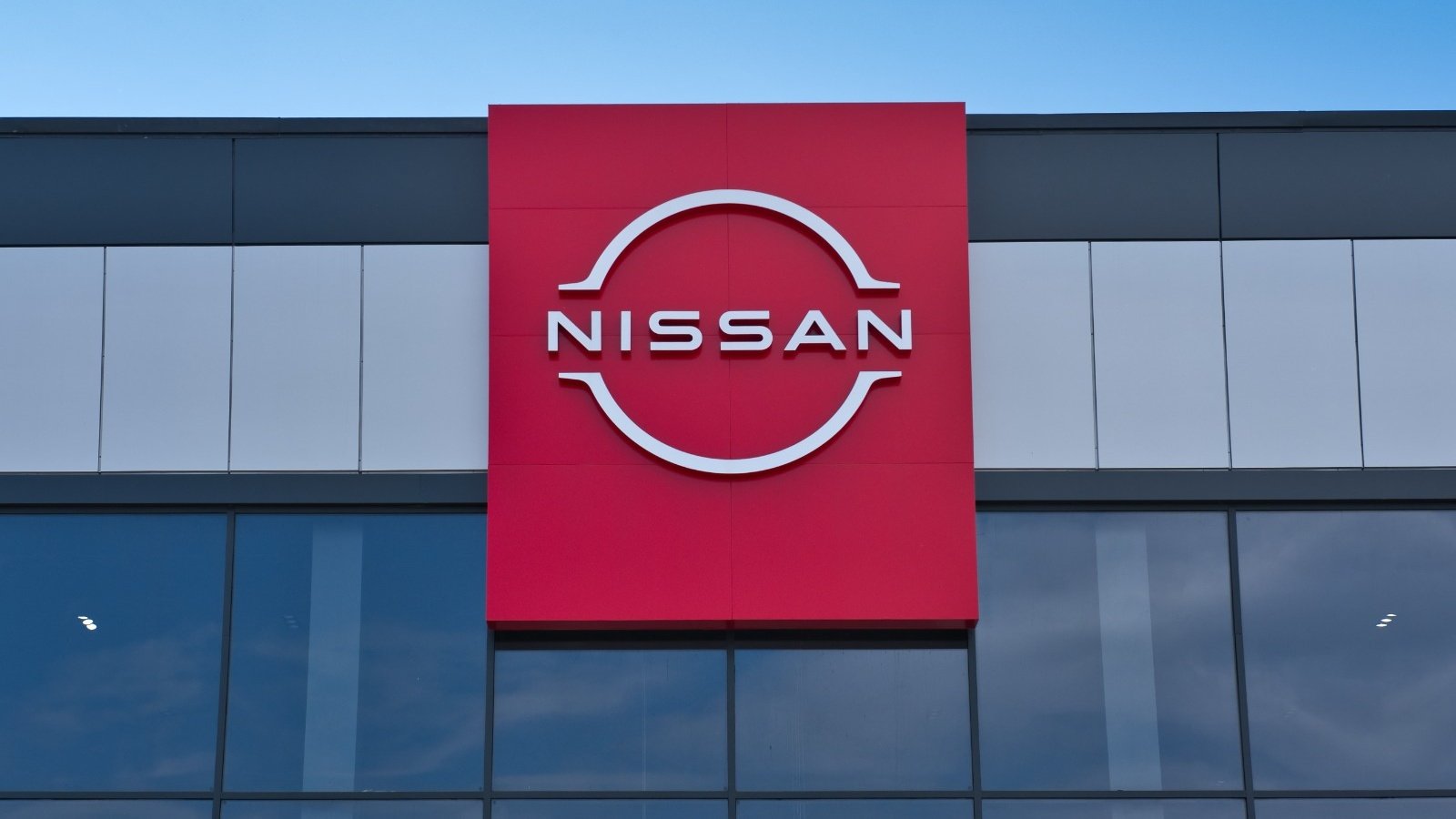 Le plan Re:Nissan pilote depuis fin 2024 une restructuration de grande ampleur. Sur son dernier exercice fiscal, clos fin mars, le groupe a enregistré une perte nette de 533 milliards de yens, soit environ 2,88 milliards d'euros - ©oleg_aryutkin / Shutterstock