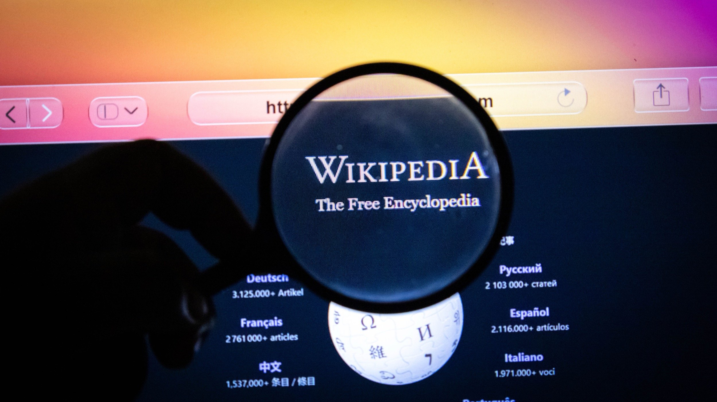 Les IA ont besoin de Wikipédia, mais menacent le modèle qui la fait vivre. © FotoField / Shutterstock