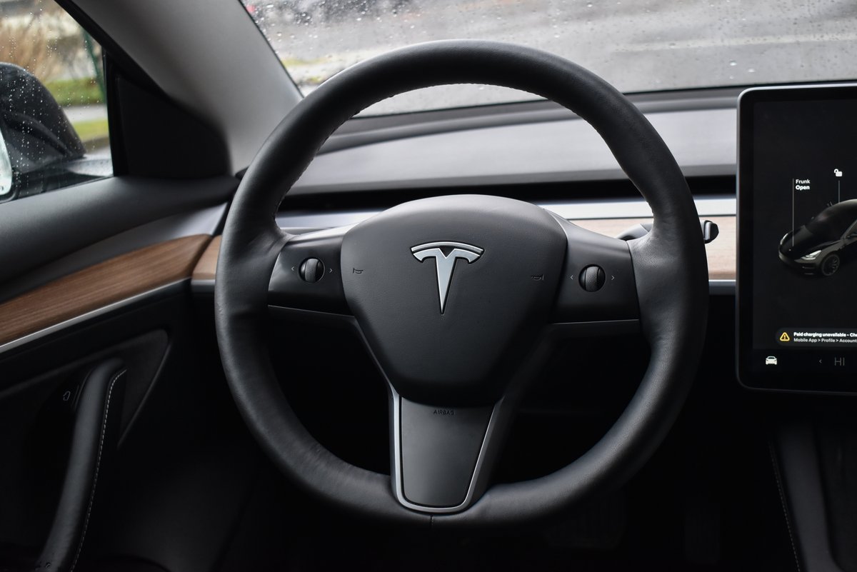Vous voulez tester la conduite autonome de Tesla ? C'est possible, durant tout le mois de décembre, dans 10 villes françaises. © Florenc.Elezi / Shutterstock