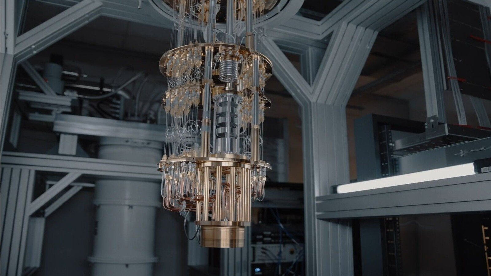 Un « lustre » de cuivre et d'or : la structure cryogénique qui abrite le cœur d'un ordinateur quantique et ses câbles de contrôle. © Alice & Bob