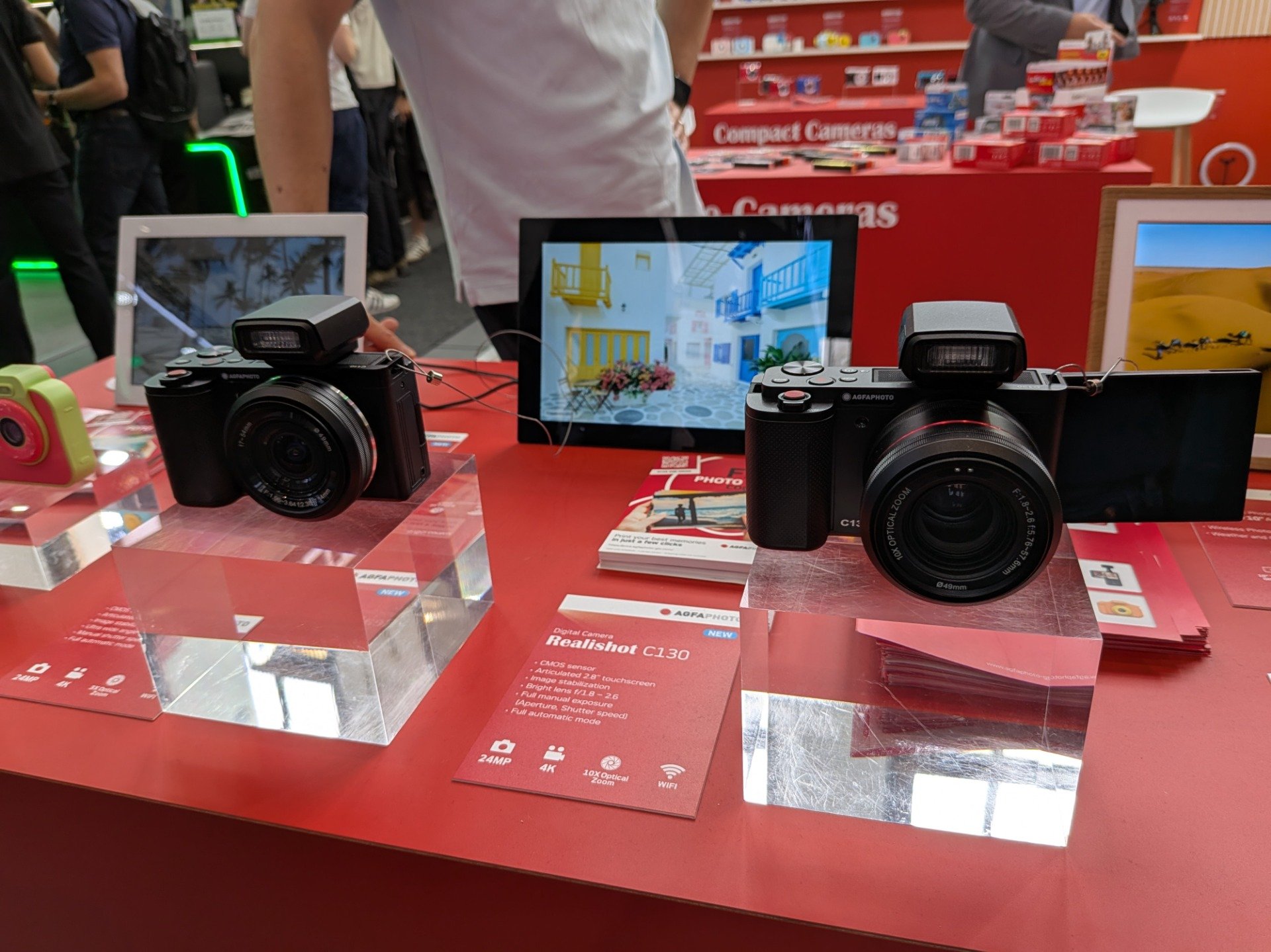 À droite, le compact Realishot C130 et son zoom optique 10x. ©Nicolas Guyot pour Clubic