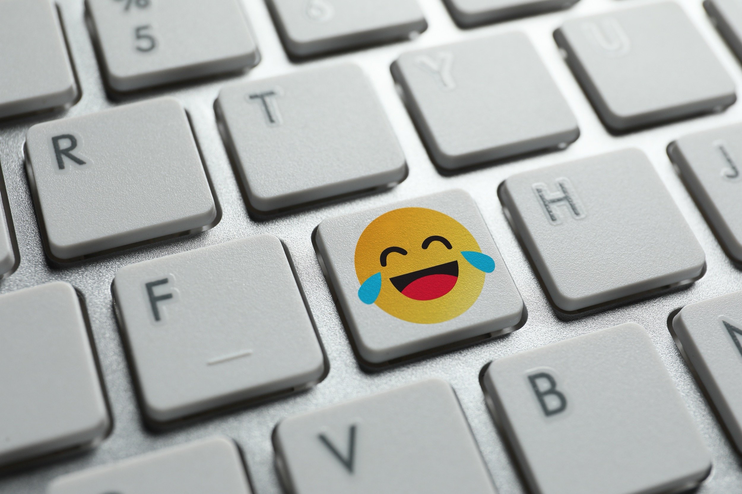 Un emoji n’est pas qu’une image. C’est aussi et surtout un petit symbole qui entraîne une foule d’ajustements dans Windows. © Pixel-Shot / Shutterstock