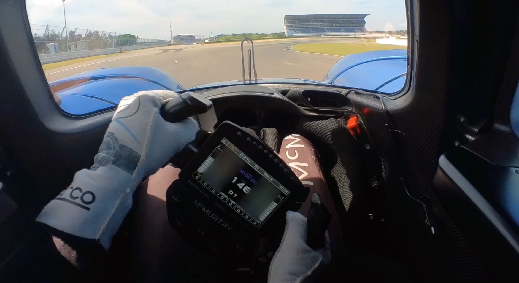 À bord de la McMurtry Speirling PURE. ©McMurtry Automotive