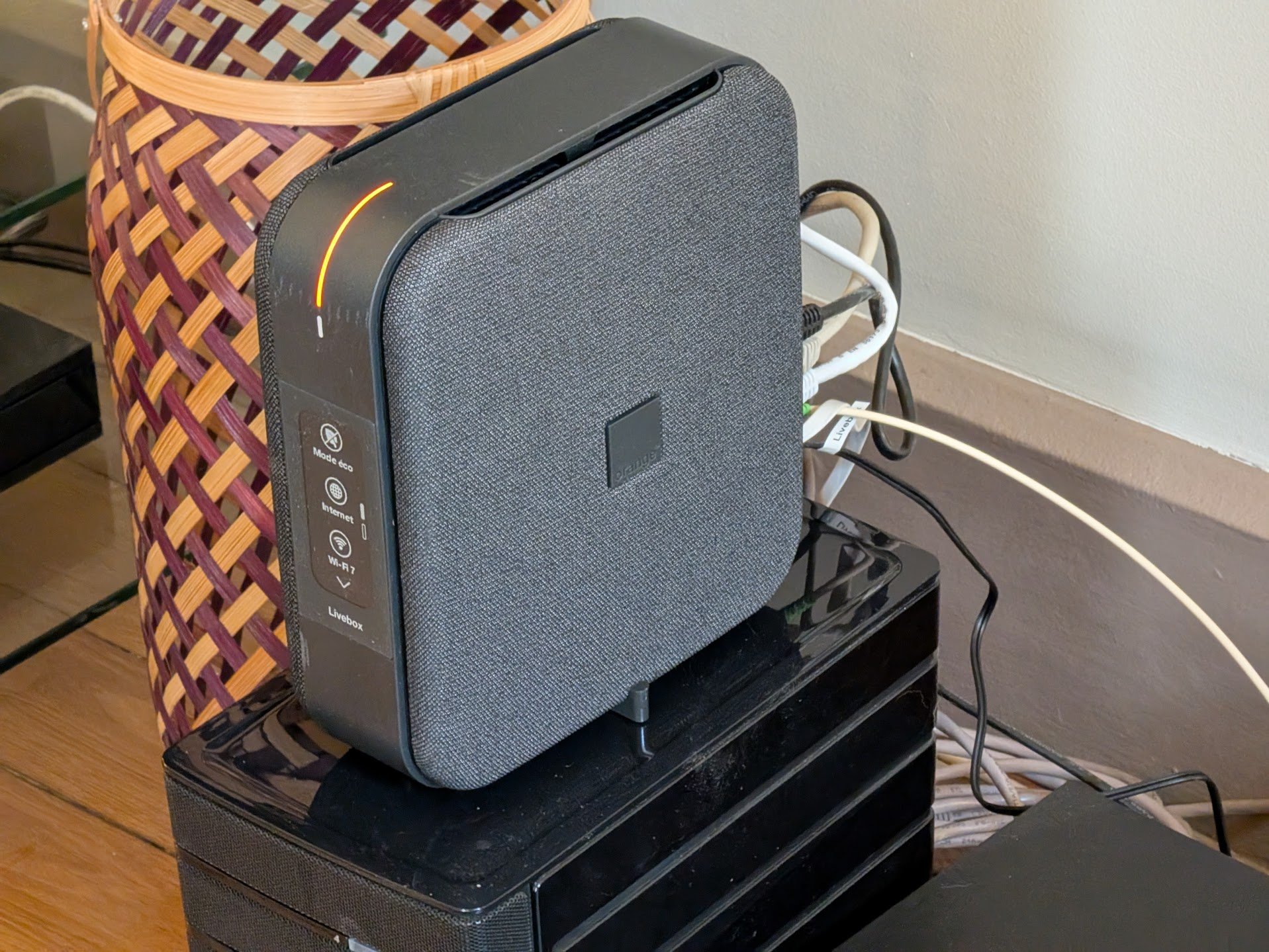 La Livebox 7 2025 d'Orange garde le look de sa devancière. ©Nicolas Guyot pour Clubic