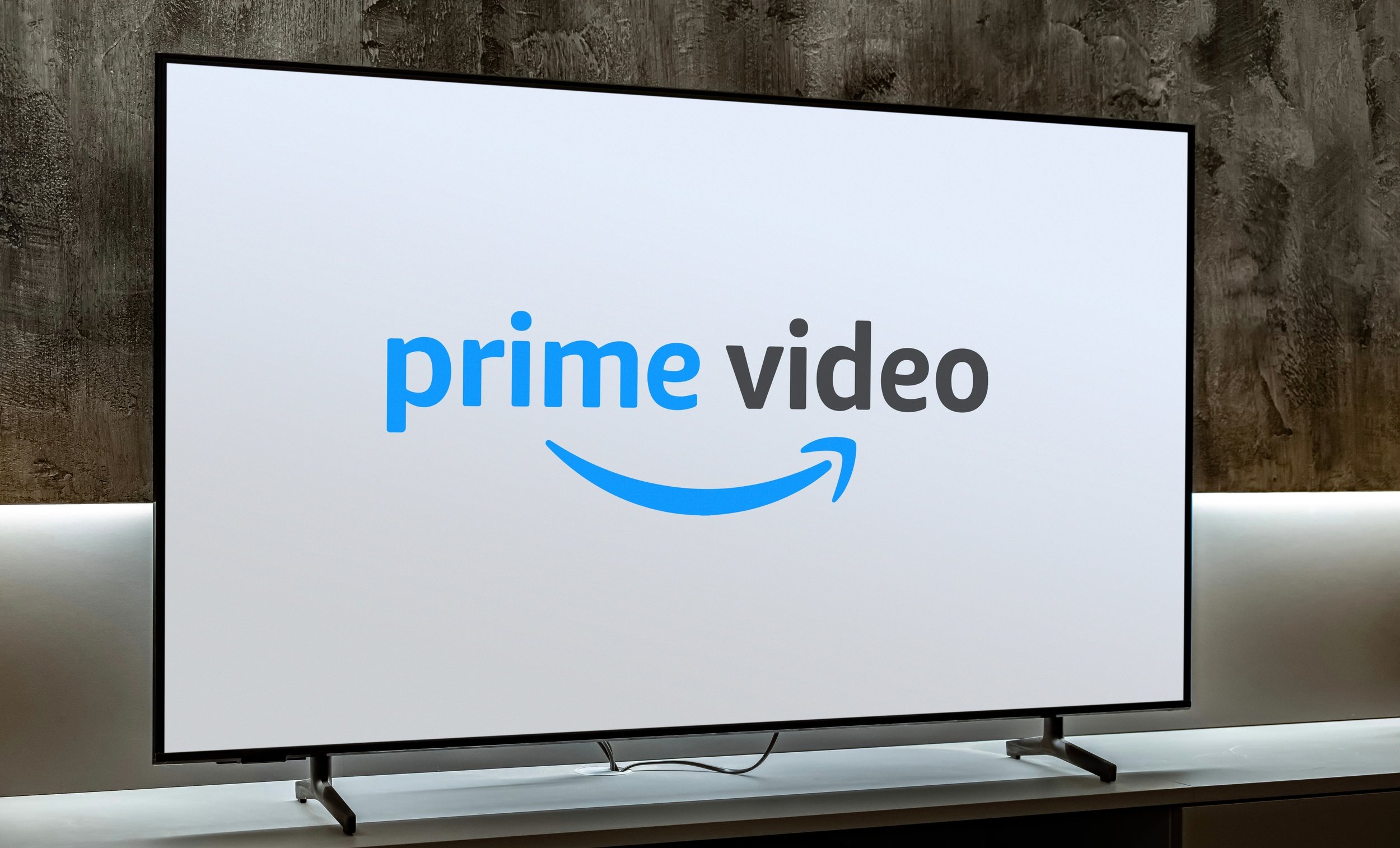 Téléviseur à écran plat affichant le logo de Prime Video © monticello / Shutterstock