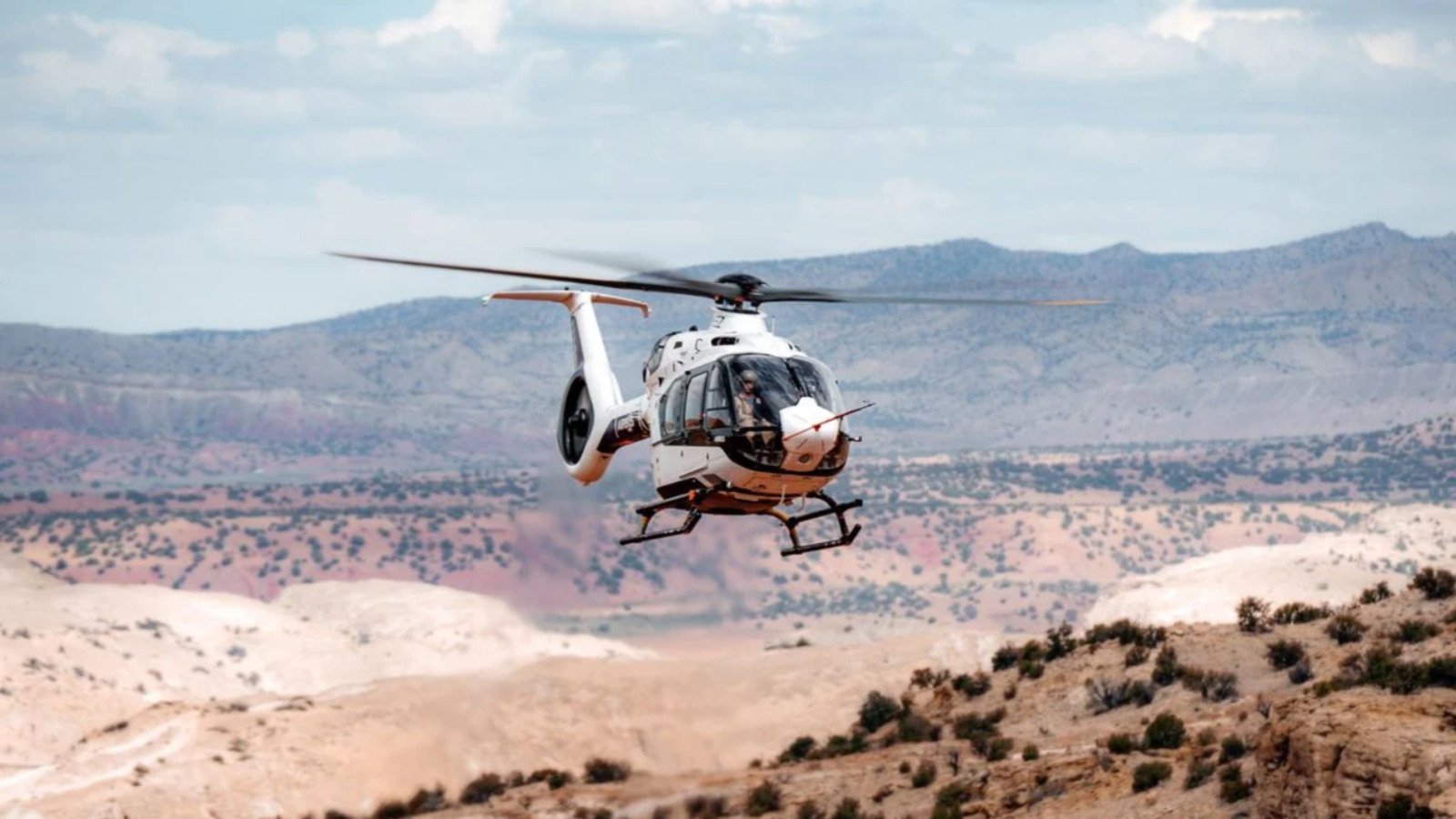 L’Airbus H140 en vol au-dessus des reliefs arides du Nouveau-Mexique, lors de sa campagne d’essais « hot and high » aux États-Unis. © Airbus