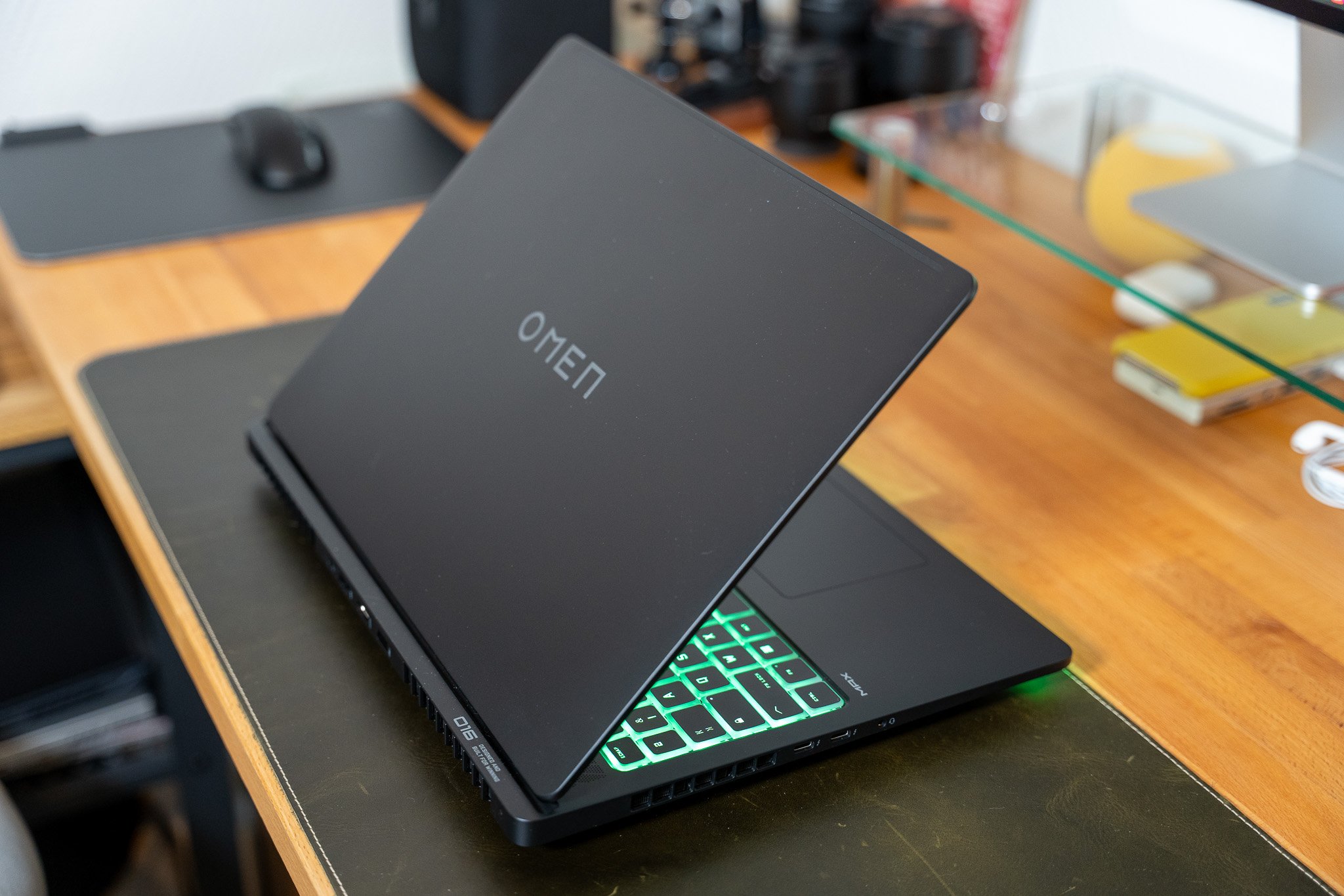 Le PC portable HP Omen Max 16 vu de dos. ©Nathan Le Gholisse pour Clubic