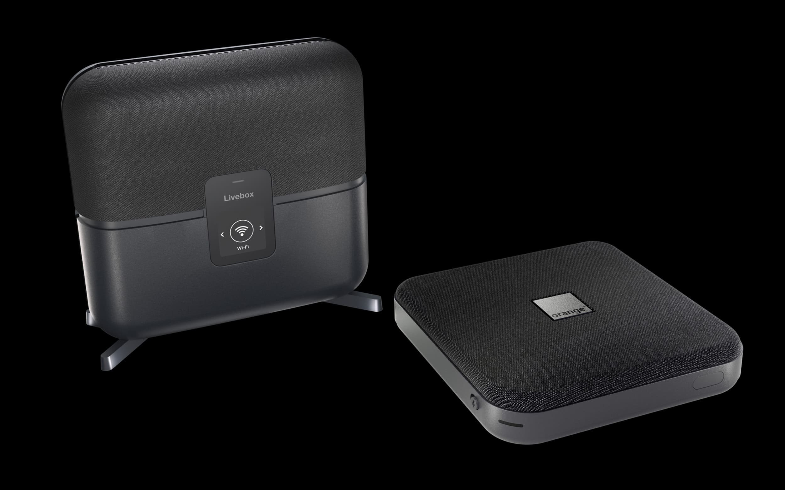 La Livebox S, à gauche, est ici accompagnée du décodeur TV 6, à droite. © Orange