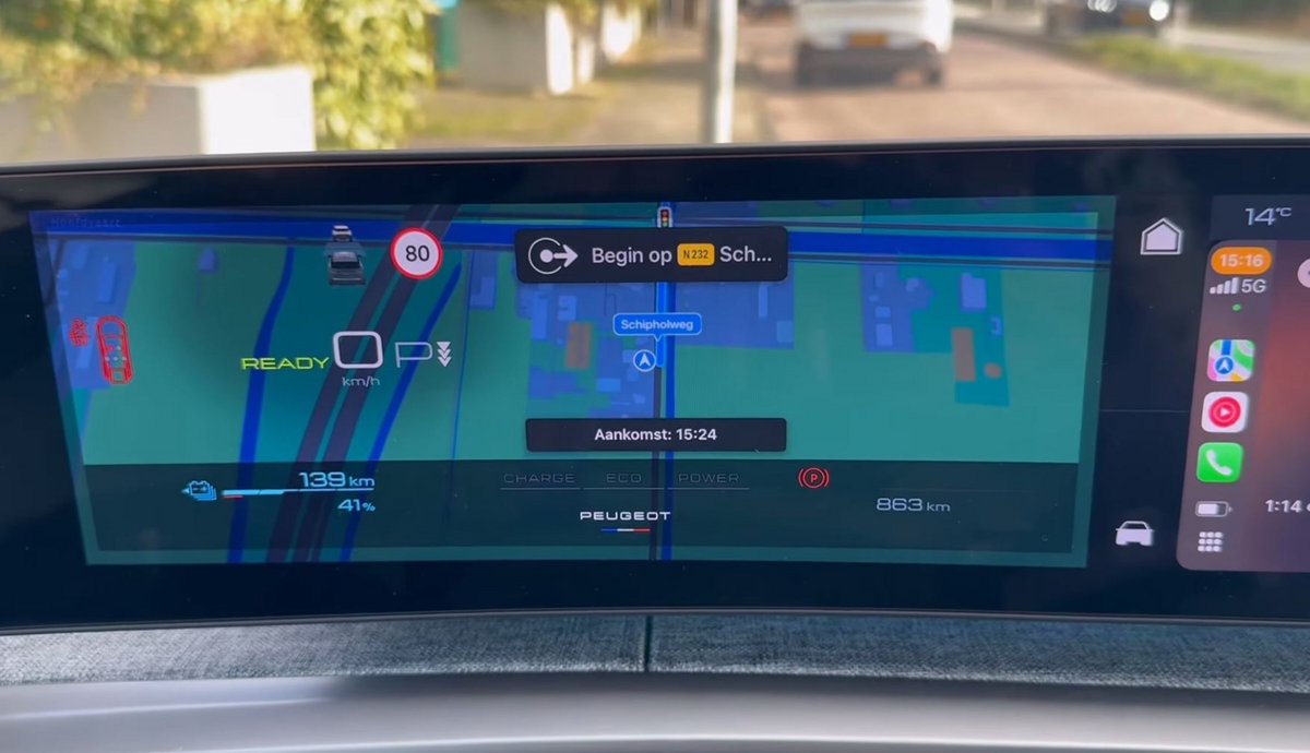 En version 5.4, Waze vient s'installer (en partie) sur le tableau de bord. ©MI tech