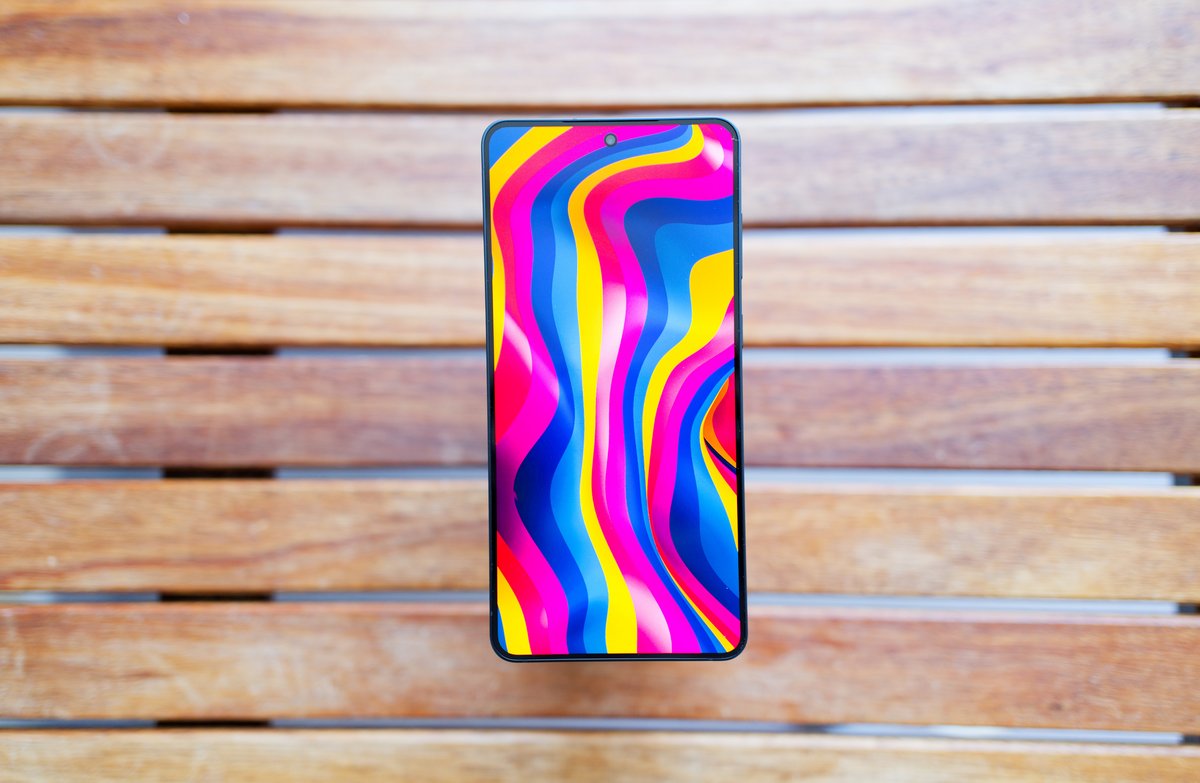 Le marché du smartphone reprend des couleurs — Un Samsung Galaxy S25 Edge, pour illustration. © Marc Mitrani pour Clubic