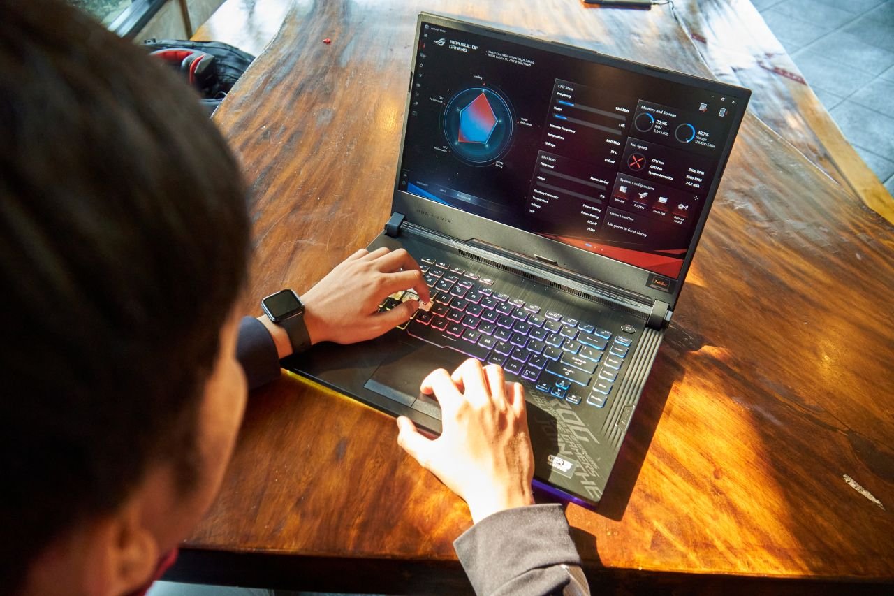 En 2020, Armoury Crate sur un ASUS ROG Strix G15 - ©Lukmanazis / Shutterstock