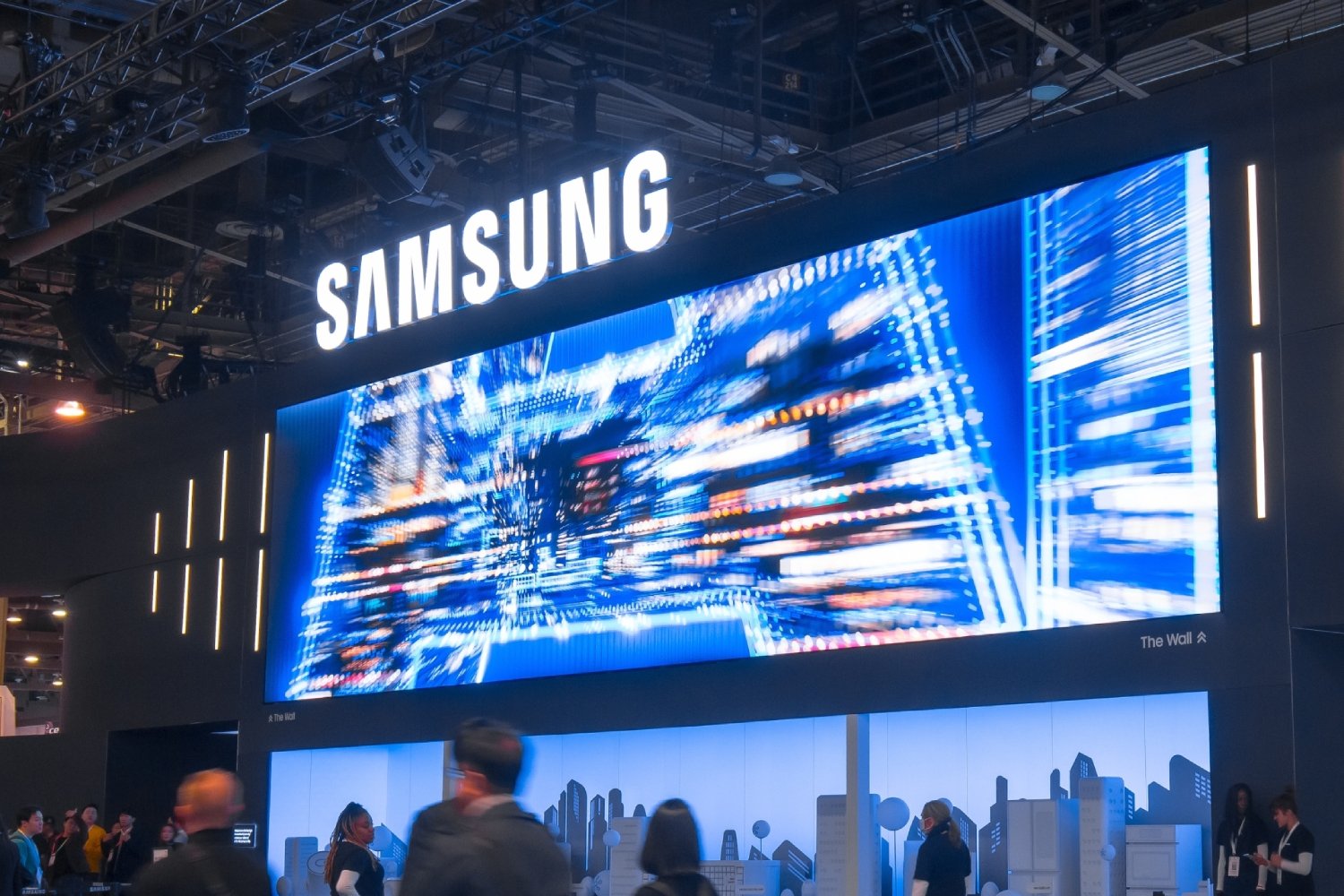 TSMC n’a plus la moindre place pour ses puces les plus avancées, et Samsung se retrouve en première ligne pour récupérer les commandes laissées de côté. © RYO Alexandre / Shutterstock