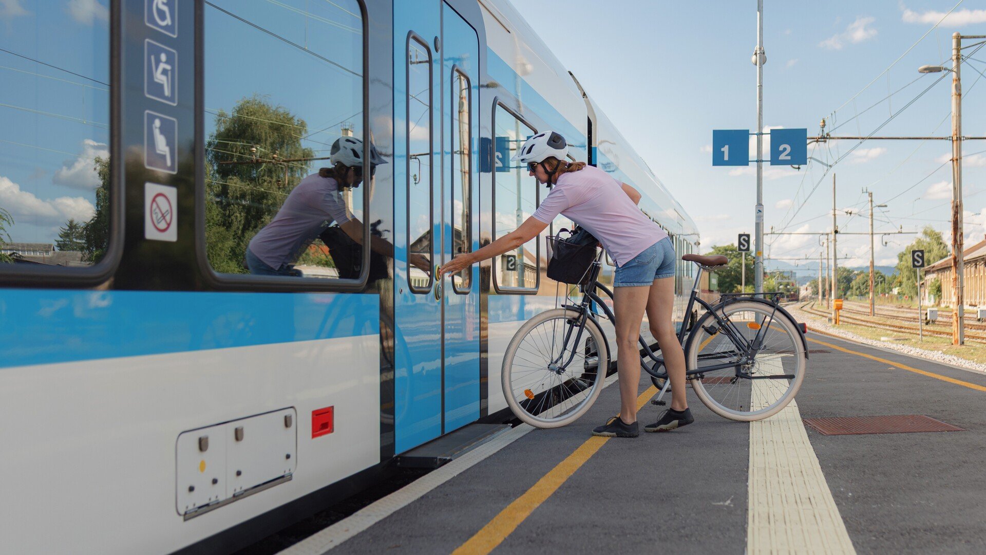 Simplifier le passage du vélo au train : c'est tout l'enjeu de la collaboration dévoilée par Decathlon et Alstom à InnoTrans 2026. © 24K-Production / Shutterstock