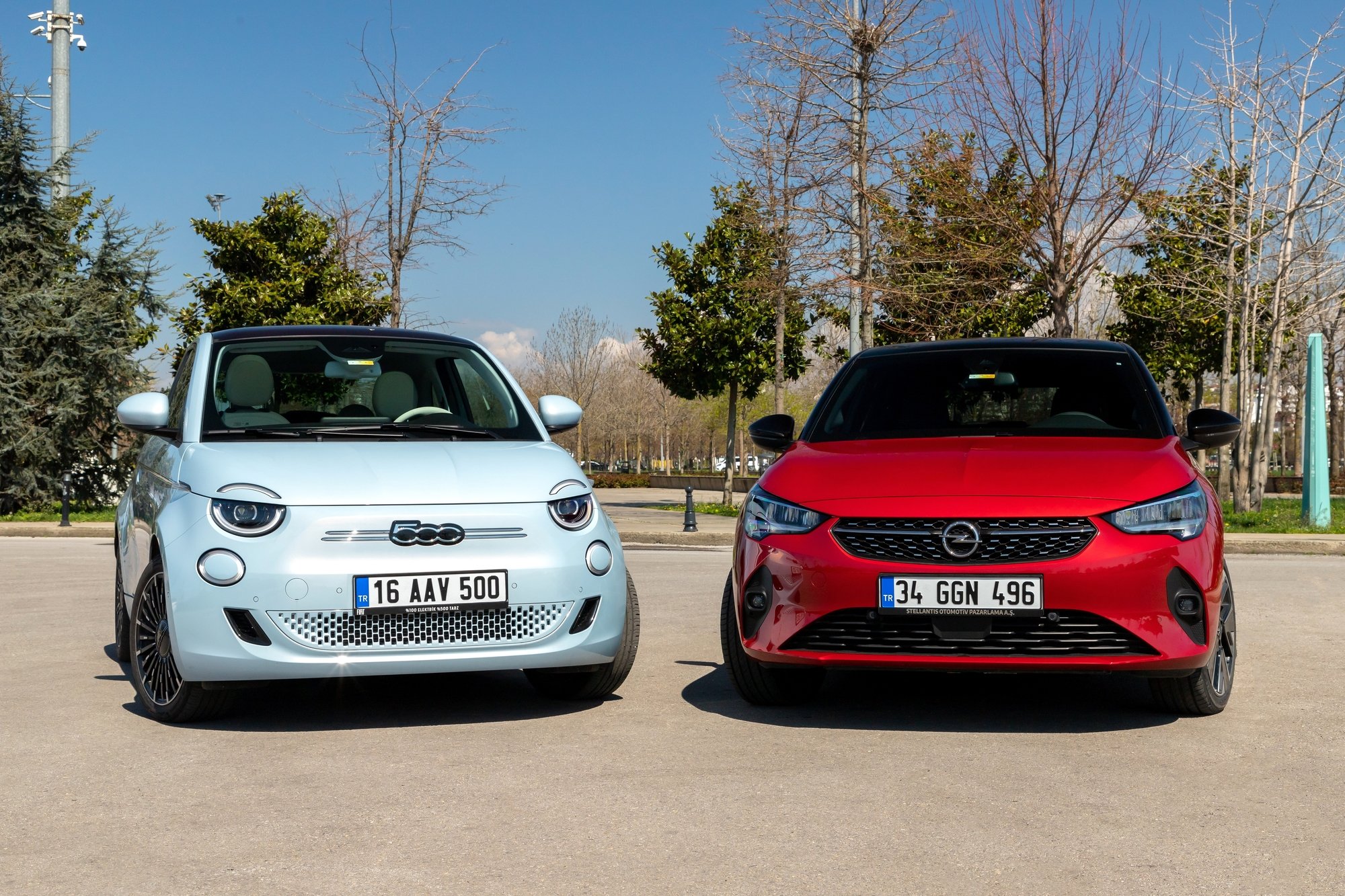 La Fiat 500e à gauche, l'Open Corsa Electric à droite © emirhankaramuk / Shutterstock.com