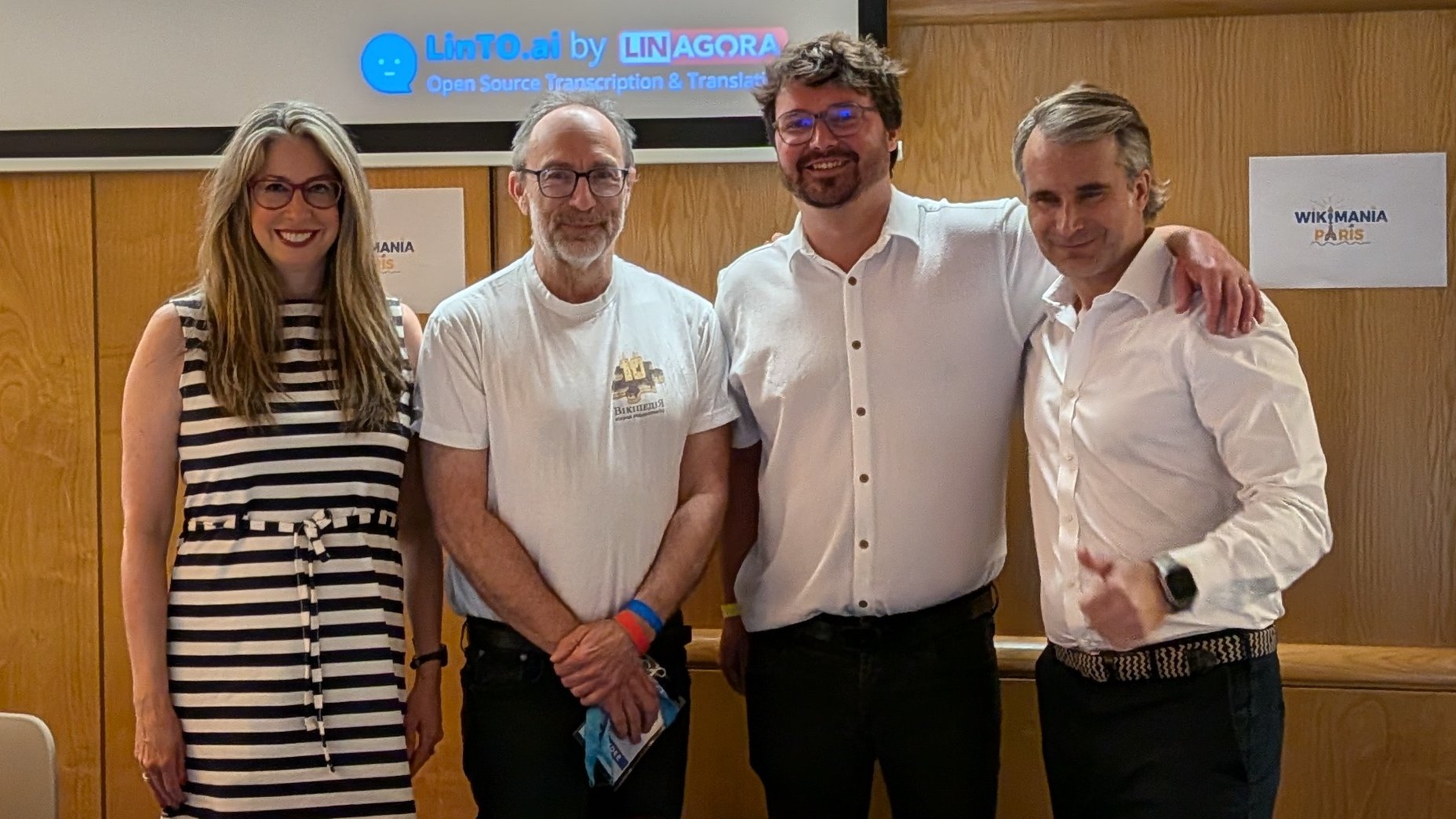 De gauche à droite : Bernadette Meehan (directrice générale de la Wikimedia Foundation), Jimmy Wales (cofondateur de Wikipédia), Rémy Gerbet (directeur exécutif de Wikimédia France) et Grégoire Tournon (modérateur de la conférence de presse). © Chloé Claessens / Clubic