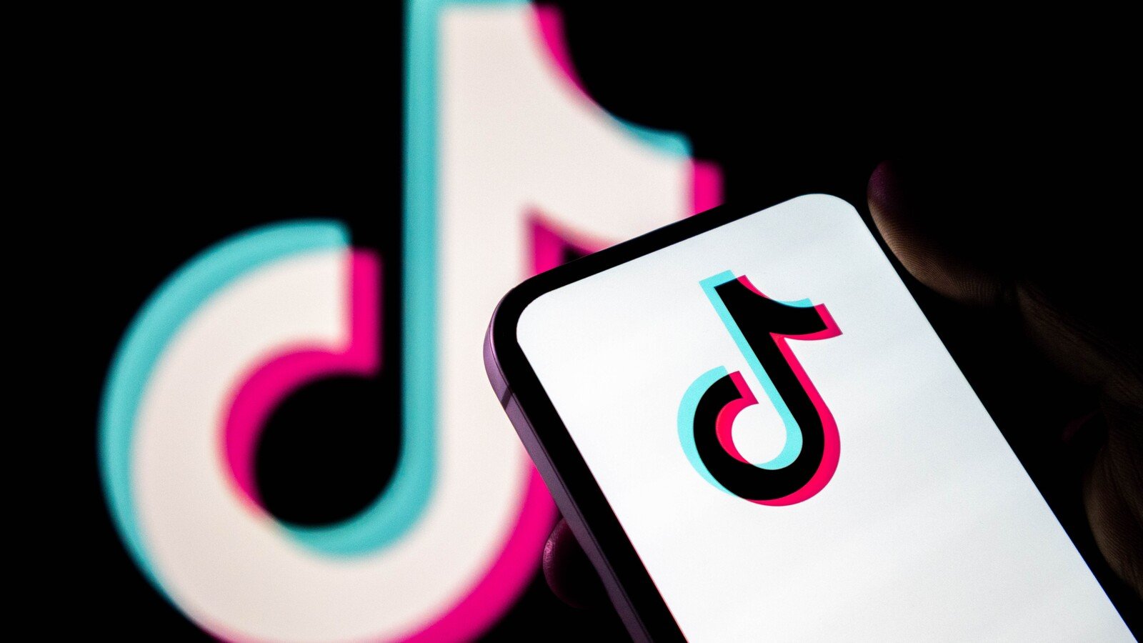 La Commission européenne pointe les failles de sécurité des comptes mineurs sur TikTok. © FotoField / Shutterstock