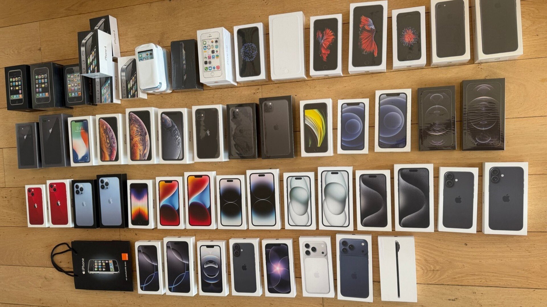 L'incroyable collection de 56 iPhone de Camille en photo. © Catiwiki