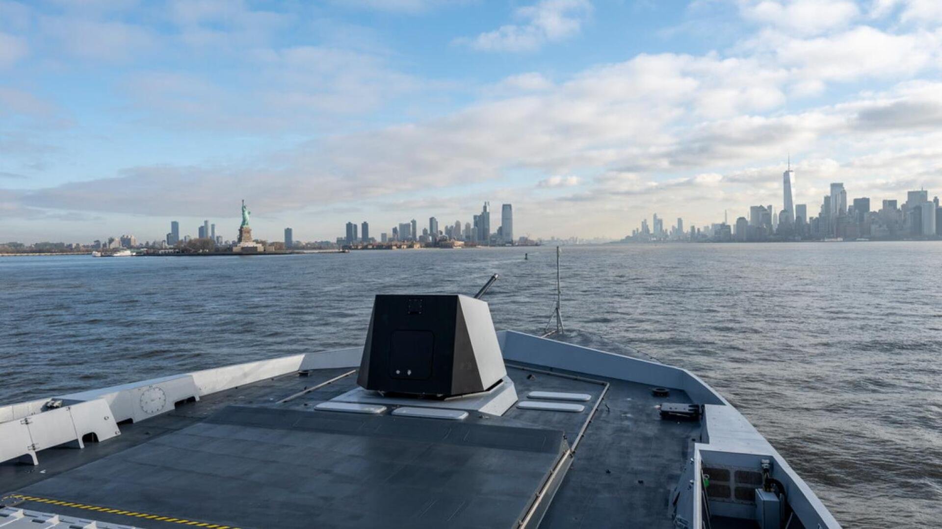 Magnifique vue depuis l'avant de la frégate, avec la Statue de la Liberté sur le gauche, et Manhattan sur la droite. © Marine nationale