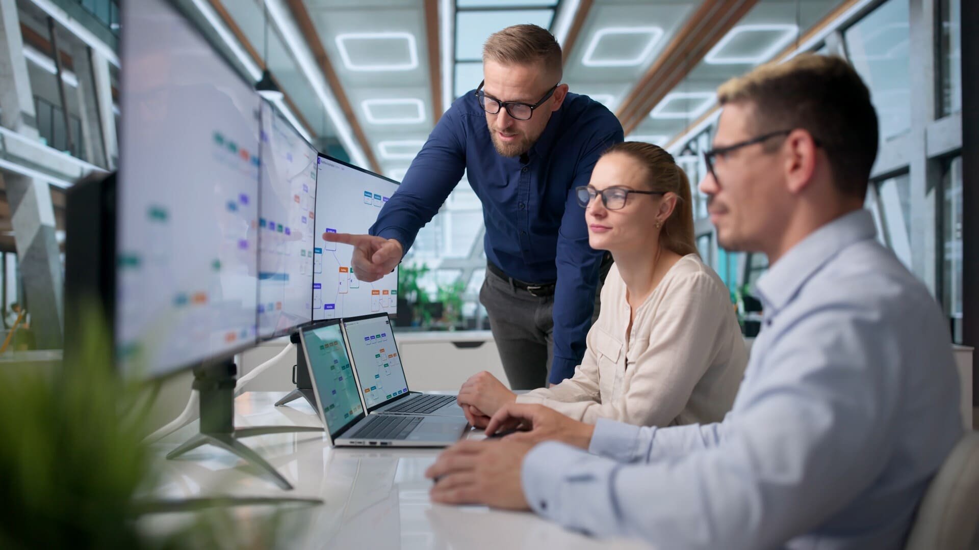 Au bureau, l’IA s’invite dans le travail quotidien, parfois sans que la direction informatique en ait connaissance. © Andrey_Popov / Shutterstock