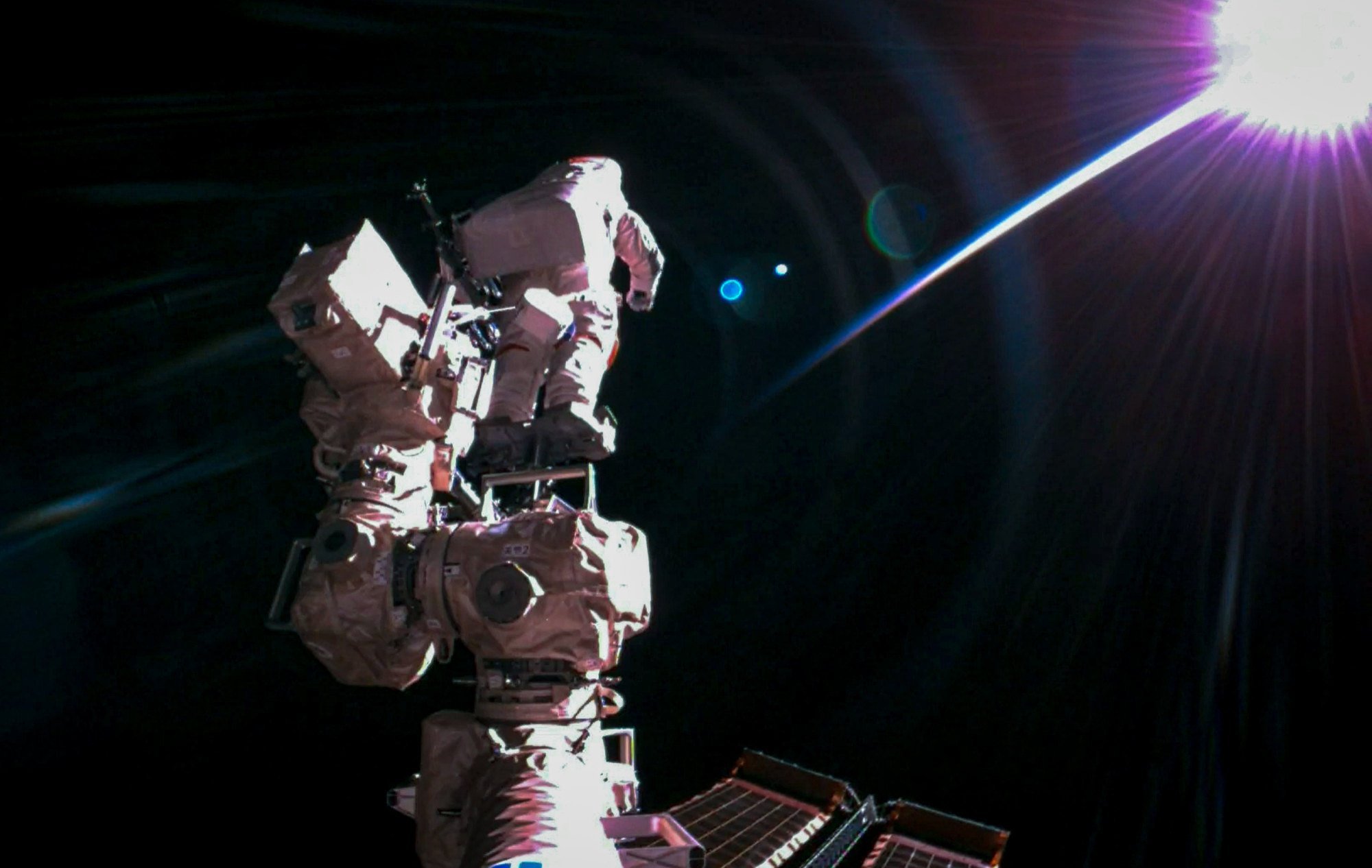 L'astronaute Ye Guangfu sur son strapontin tout au bout du bras robotisé sur la station chinoise. © CNSA