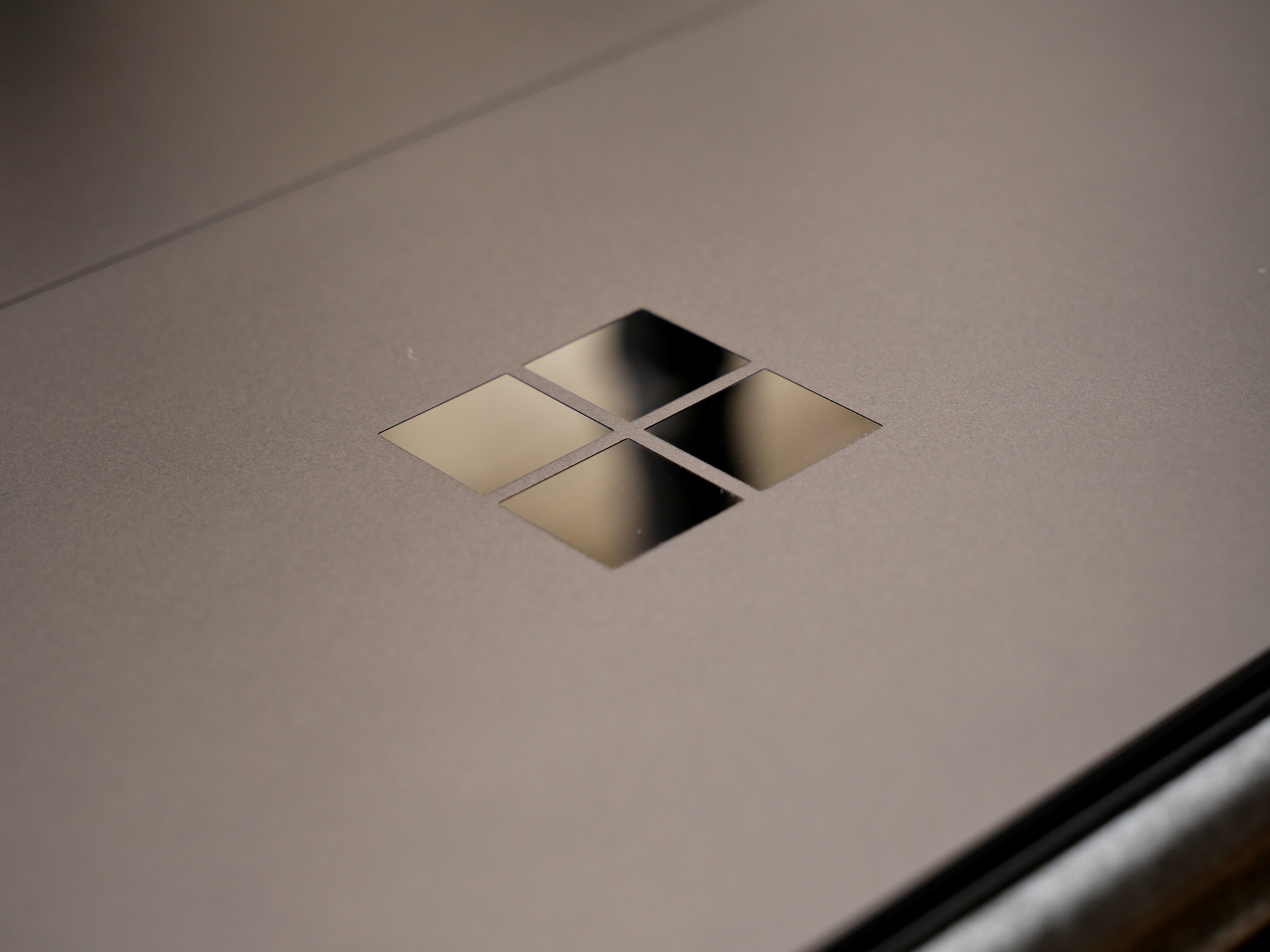 Logo à l'arrière de la Microsoft Surface Pro 8 // © Nathan Le Gohlisse pour Clubic