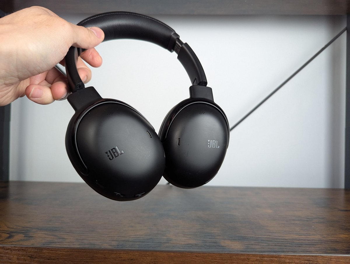 Très passe-partout, le design du JBL Tour One M3 mise avant tout sur la simplicité des lignes ©Guillaume Fourcadier pour Clubic