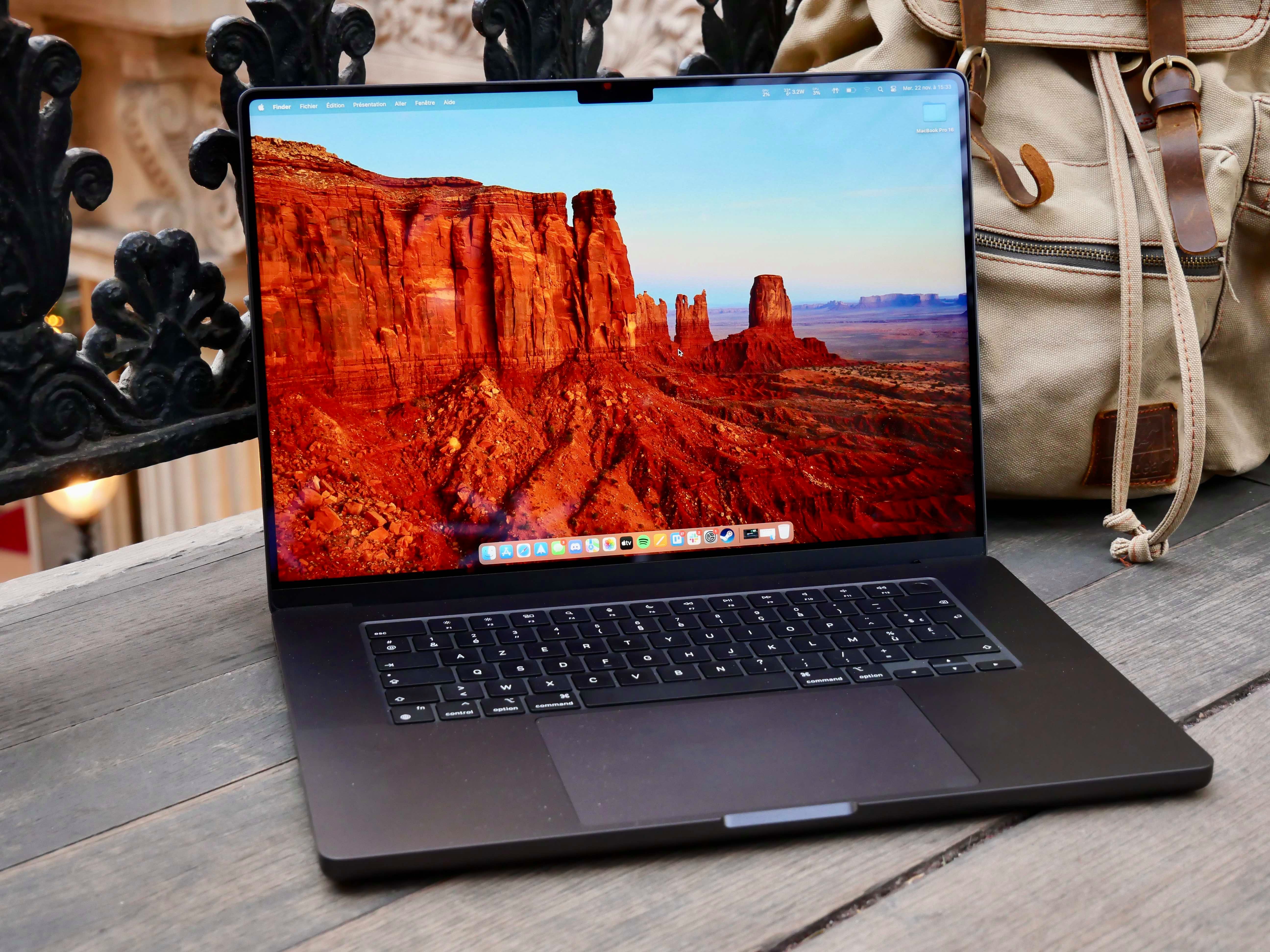 L'encoche pourrait disparaître avec l'émergence de futurs MacBook Pro OLED, attendus de longue date. © Nathan Le Gohlisse pour Clubic