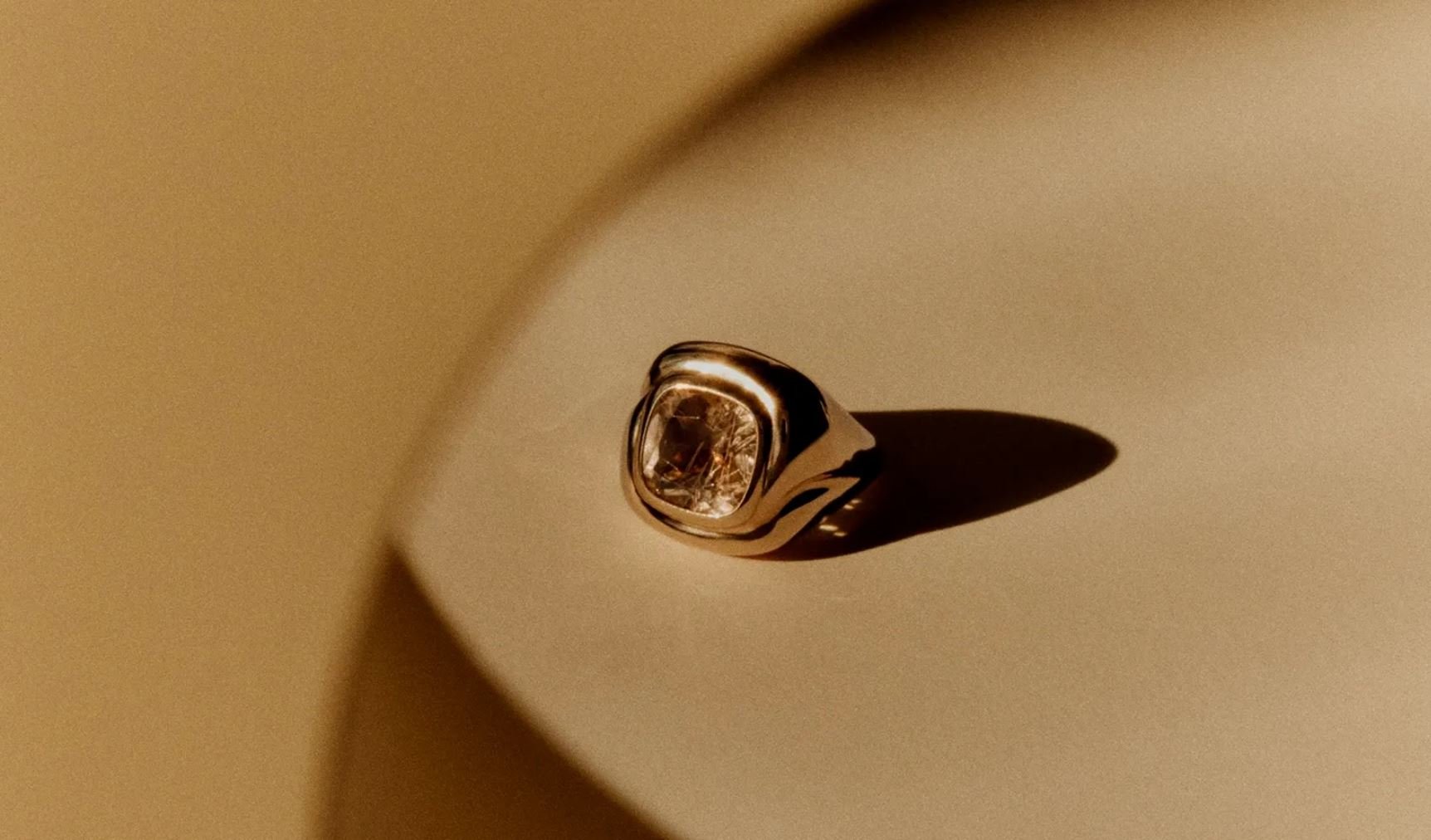 Une authentique bague en or pour venir récompenser les "champions" du réseau Instagram. ©Instagram