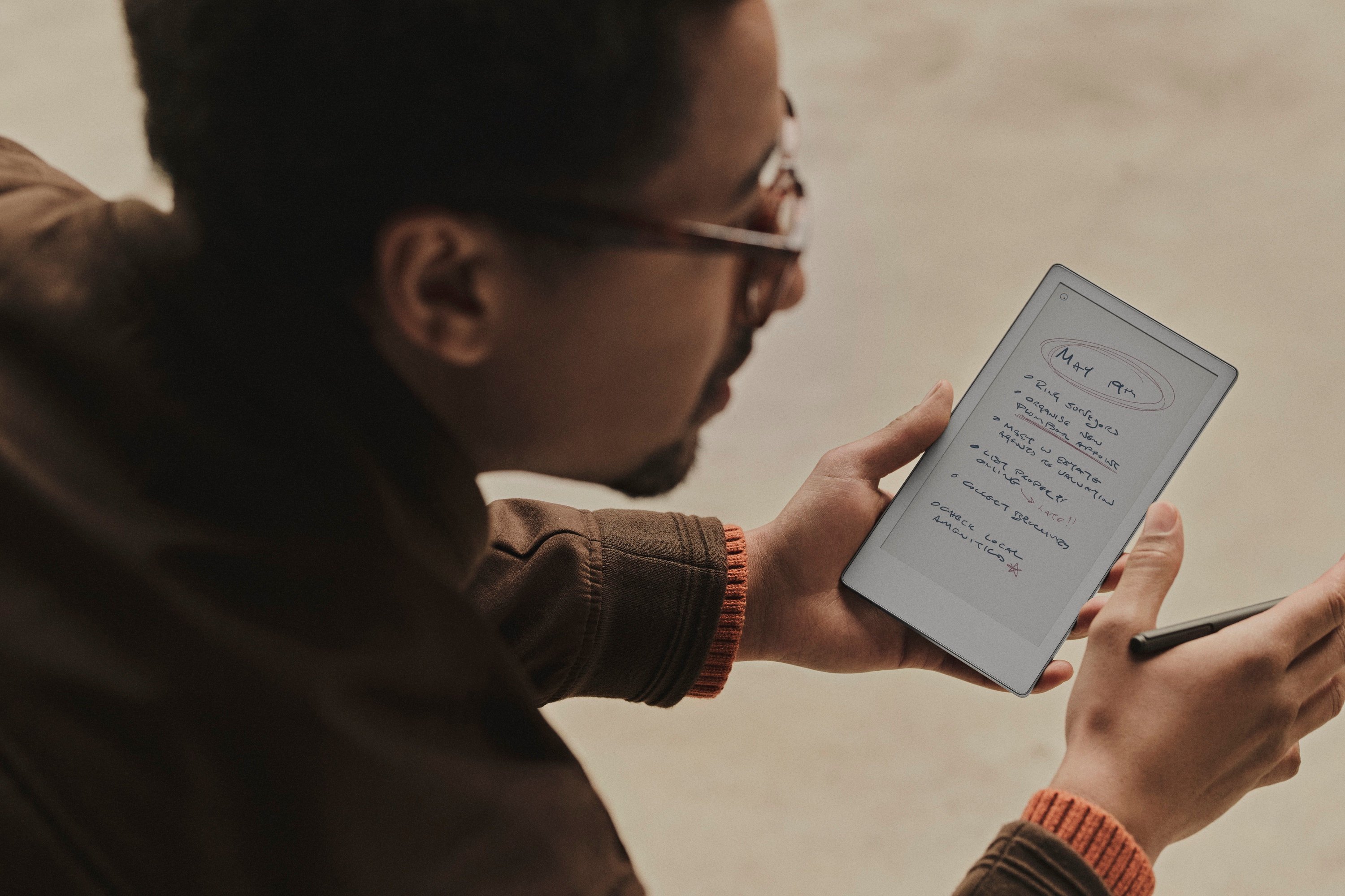 La reMarkable Paper Pro Move s'utilise vraiment comme un bloc-notes de poche. © reMarkable