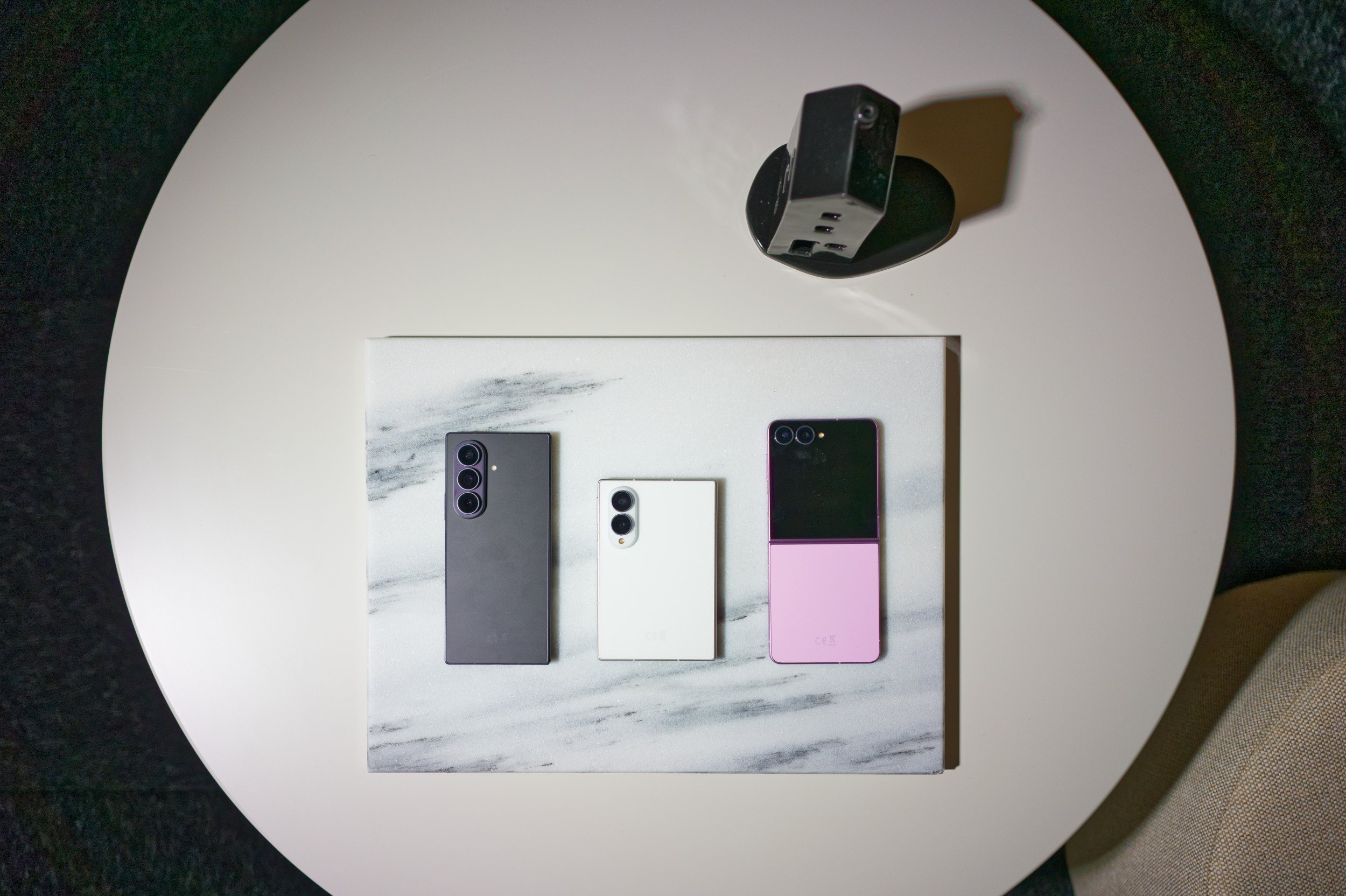 La petite famille, composée du Galaxy Z Fold 8, Z Fold 8 Ultra et Z Flip 8. © Marc Mitrani pour Clubic