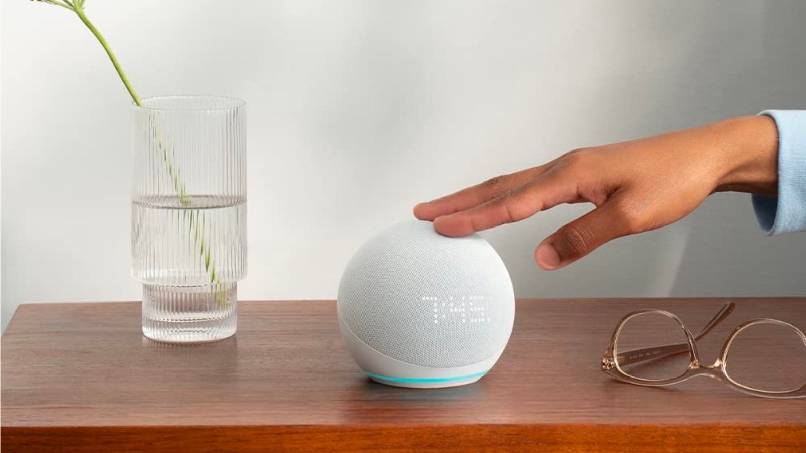 L'Echo Dot 5 avec l'horloge affichée en façade