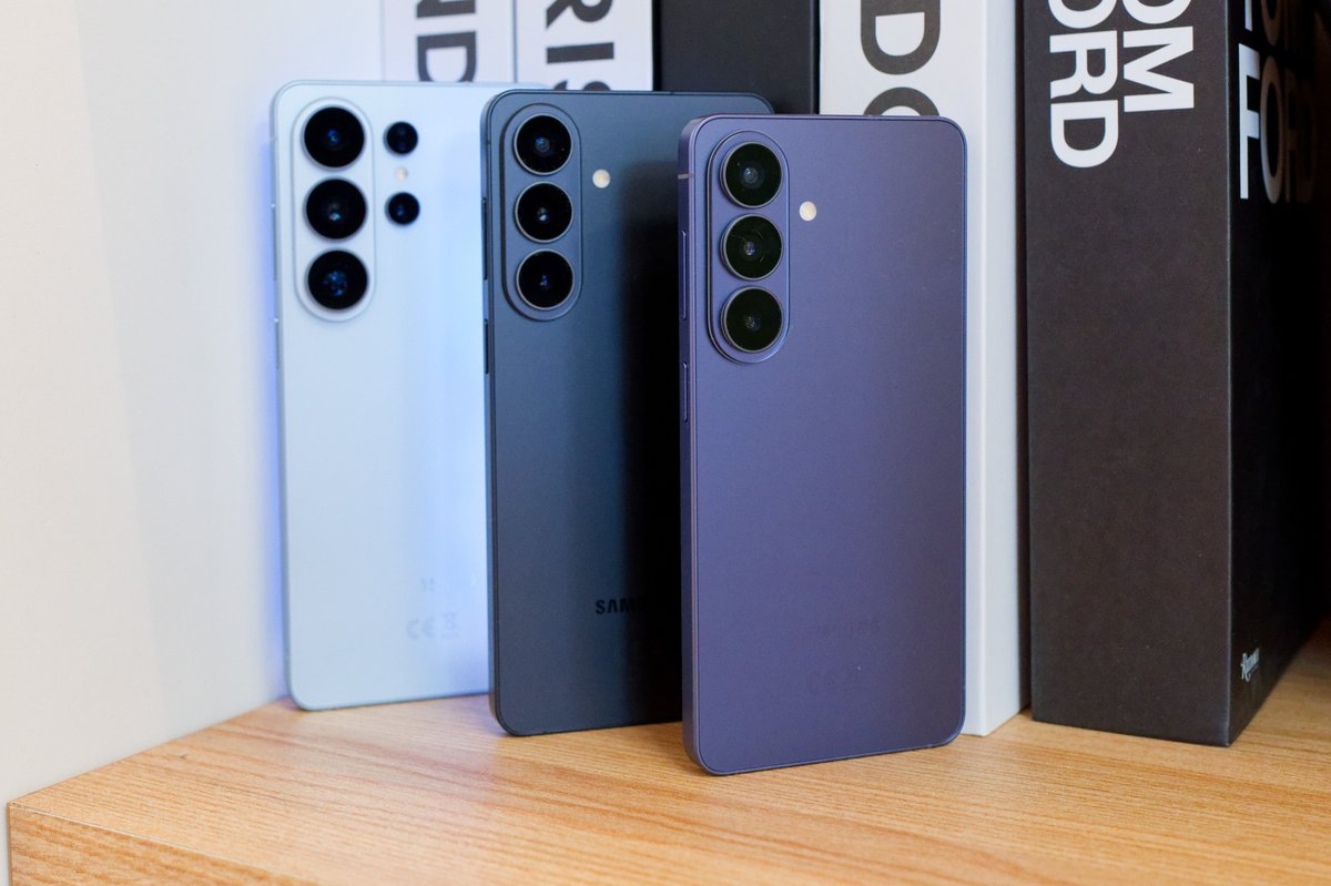 Samsung Galaxy S26 (premier plan), S26+ et S26 Ultra (au fond) © Marc Mitrani pour Clubic