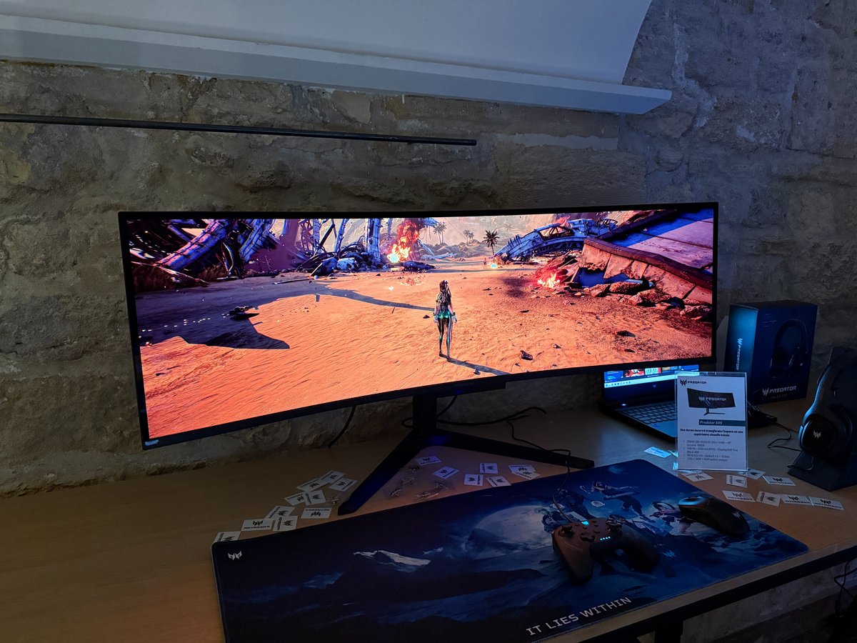 Le Predator X49 et sa dalle QD-OLED de 49 pouces, format 32:9. © Charles Gouin-Peyrot pour Clubic