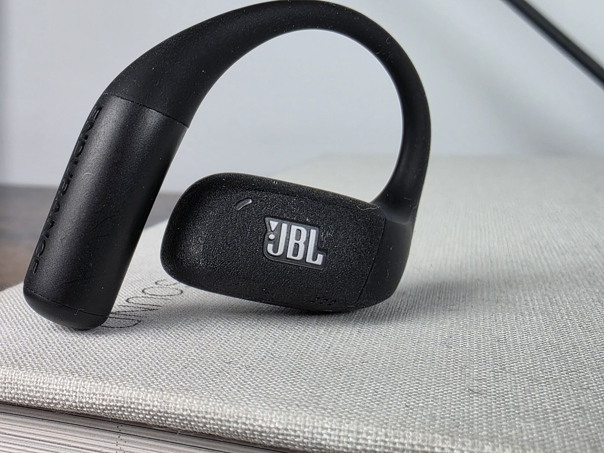Suffisamment discrets et légers pour des écouteurs sportifs, les JBL Endurance Zone, sont plutôt bien pensés © Guillaume Fourcadier pour Clubic
