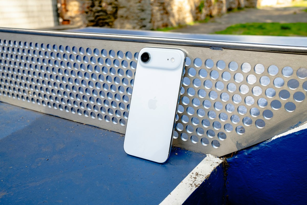 Alors que l'iPhone 17 cartonne dans toutes ses déclinaisons, l'iPhone Air peine à convaincre. © Pierre Crochart pour Clubic