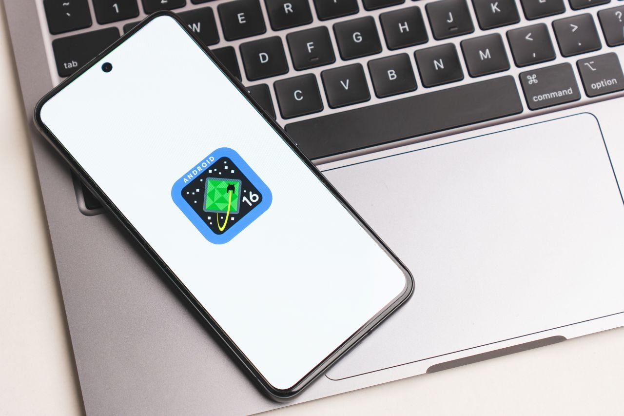 Plusieurs chaînes découvertes dans la Developer Preview d’Android 16 évoquent unaffichage spécial qui s’activerait lorsque le téléphone est posé à l’horizontale sur un socle - ©Yasu31 / Shutterstock