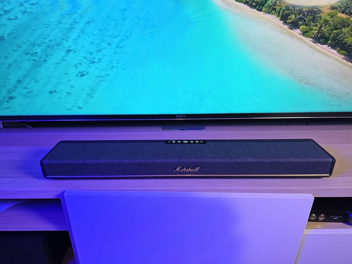 Belle et compacte, la barre de son, bien que celle-ci soit peu adaptée aux écrans de 65 pouces et plus © Guillaume Fourcadier pour Clubic