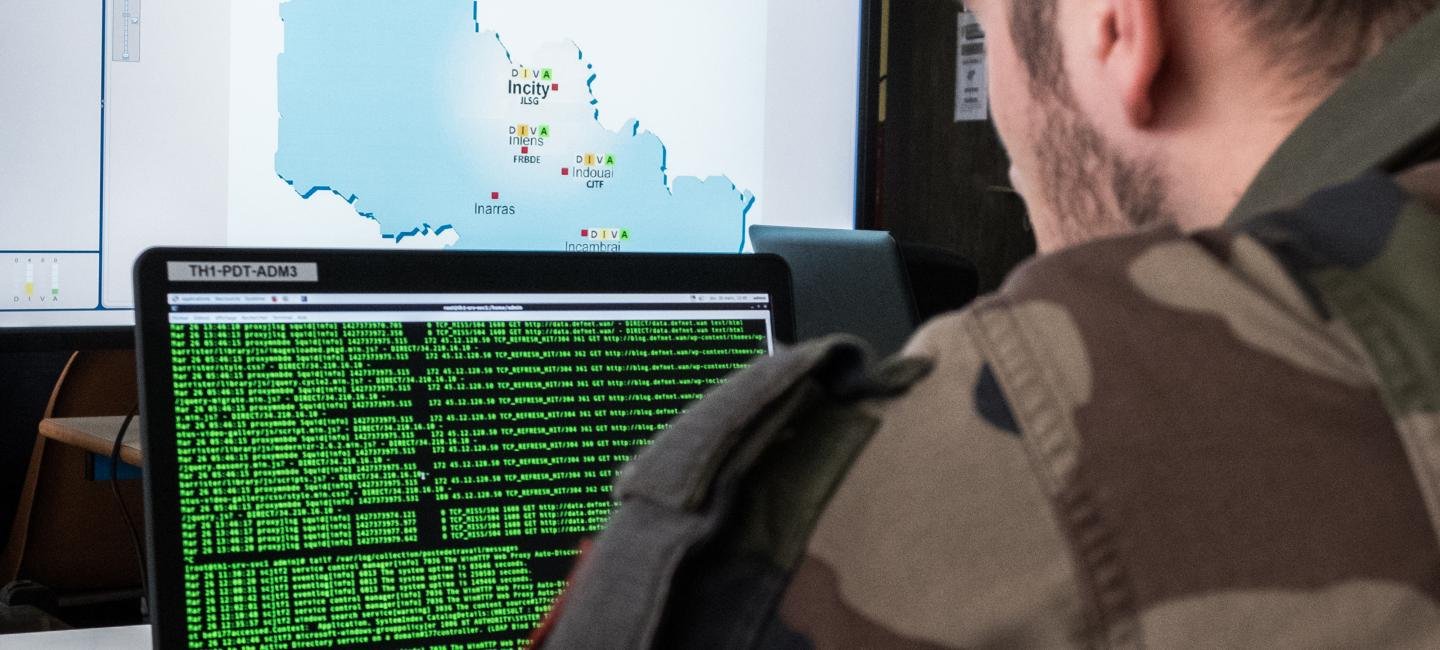 Depuis quelques années, chaque unité militaire française dispose d'un ou de plusieurs spécialistes cyber, chargés avant tout de la protection du matériel informatique et des communications. De plus en plus, leur travail impliquera aussi de repérer les campagnes de cyber-influence, et éventuellement d'y riposter. Crédit: Armée de Terre