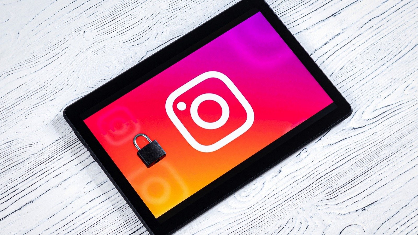 Meta réserve un formulaire de signalement aux ayants droit pour violation de droits d'auteur sur Instagram. Mais n'importe qui peut le remplir en désignant un compte particulier - ©Eugene_Photo / Shutterstock