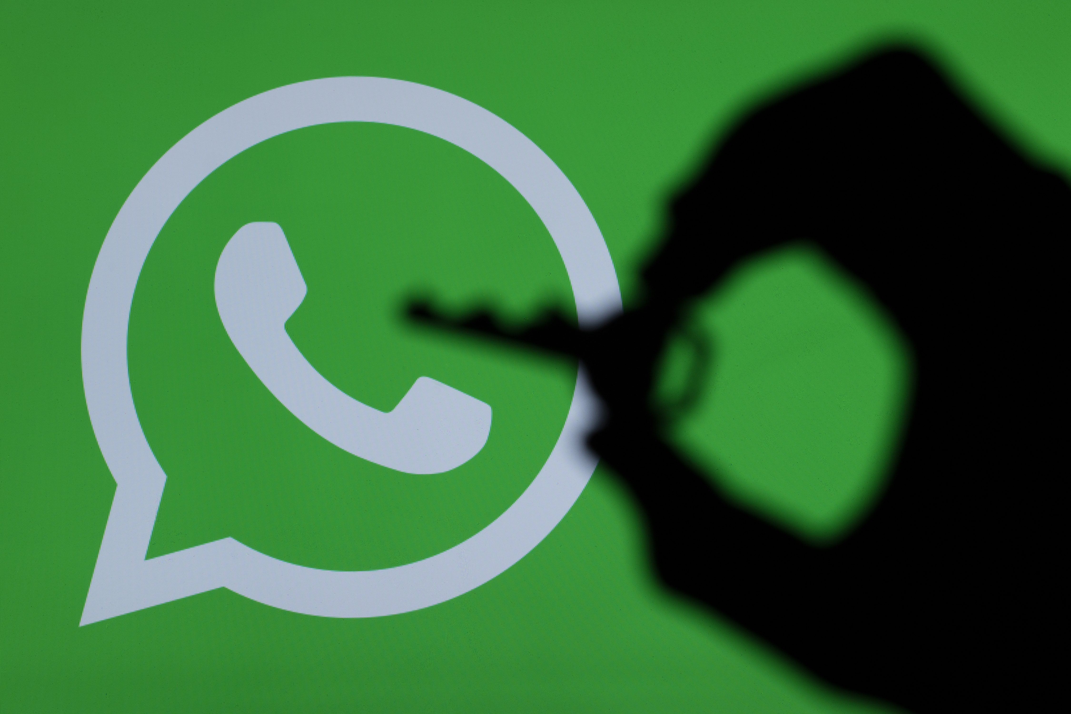 L'ombre d'une clé devant le logo de WhatsApp © Ink Drop / Shutterstock