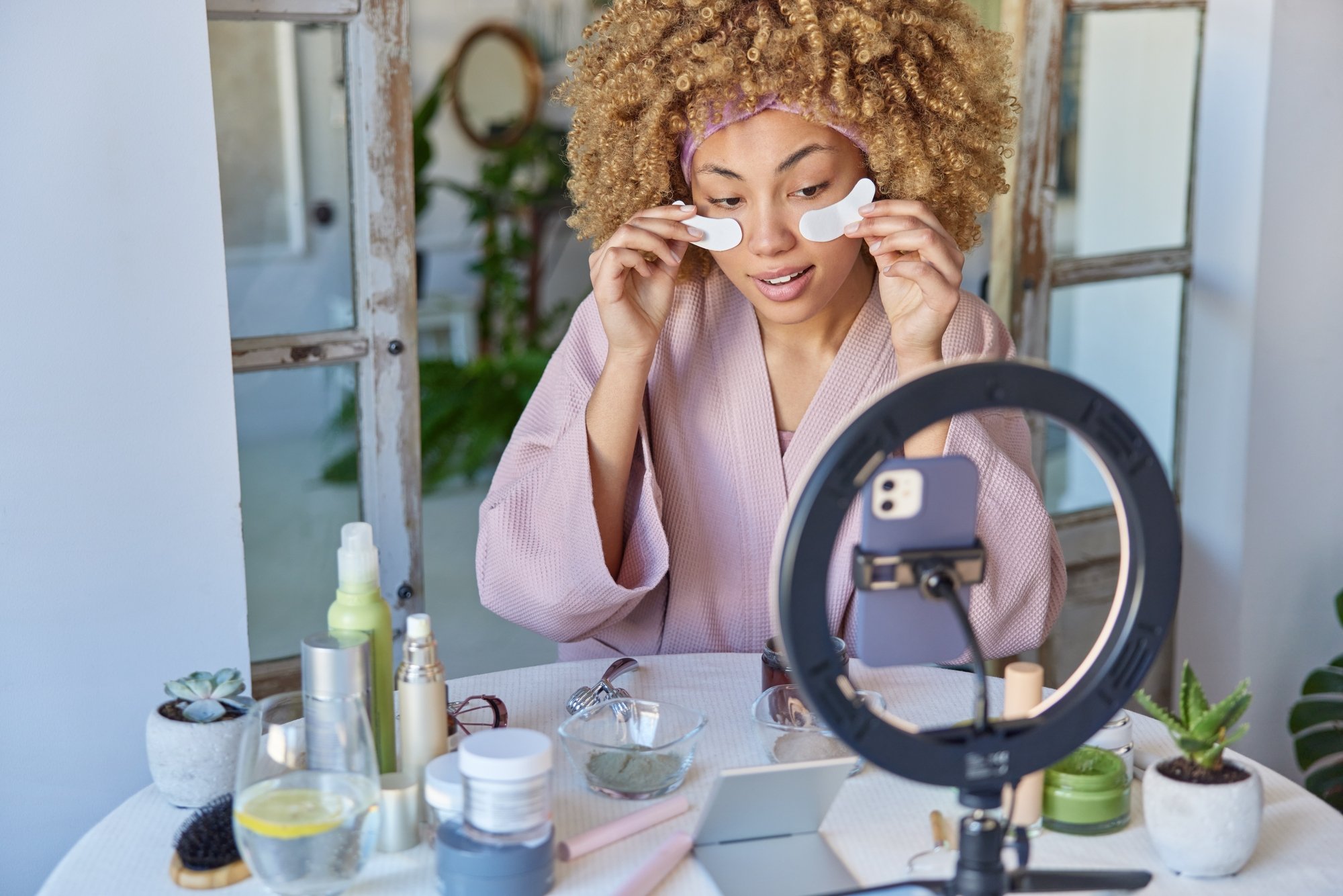 Les internautes sont de grands consommateurs de comptes d'influenceurs sur les réseaux sociaux - © Wayhome Studio / Shutterstock