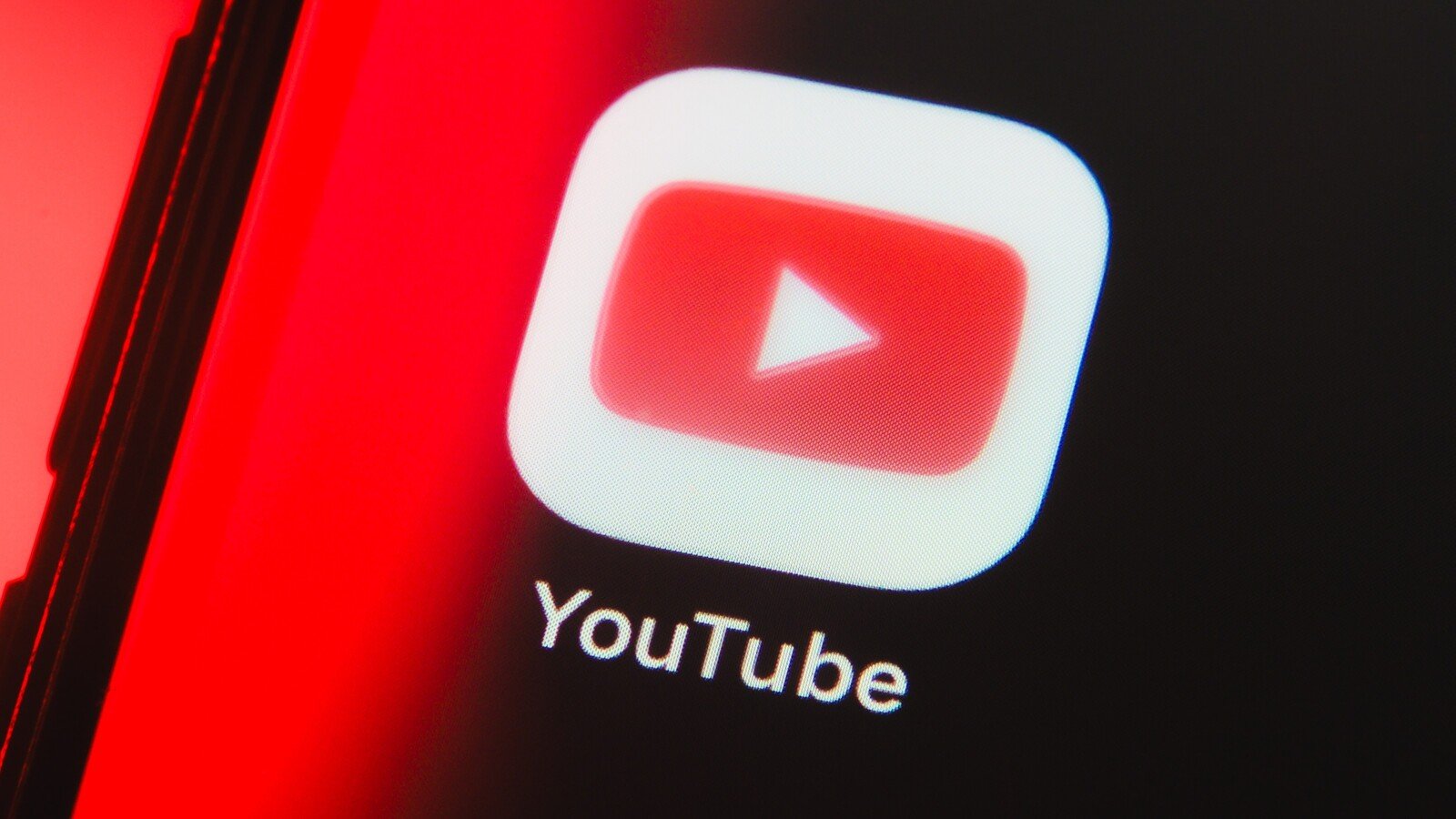L'application YouTube sur mobile est touchée par un bug d'affichage qui fait disparaître les miniatures de plusieurs flux. © Samuel Boivin / Shutterstock