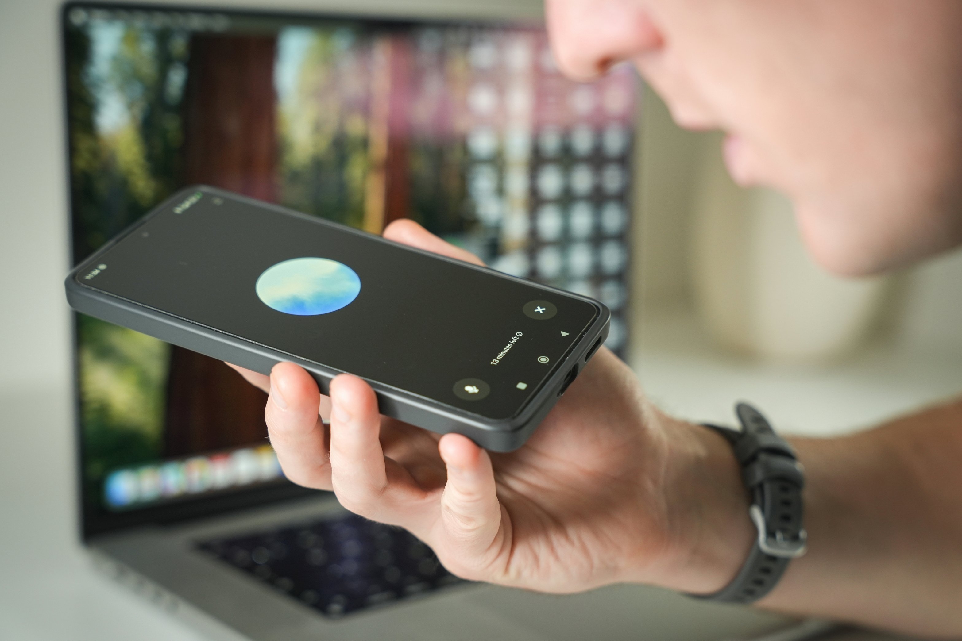 Une personne en train d'utiliser le mode vocal avancé de ChatGPT. ©Rokas Tenys / Shutterstock