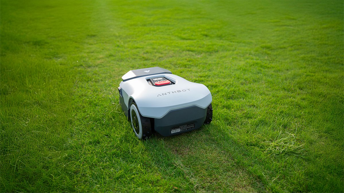 Libérez vos week-ends avec les robots Genie 600, 1000 ou 3000, adaptés à la surface de votre jardin pour une tonte sans contrainte ©ANTHBOT